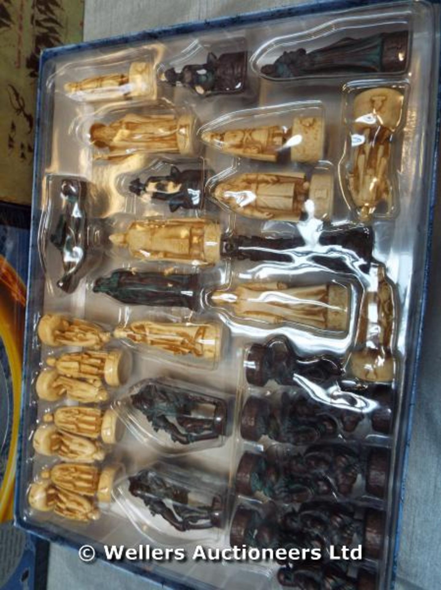 *LORD OF THE RINGS RETURN OF THE KIND CHESS SET / GRADE: UNCLAIMED PROPERTY / BOXED (DC2)[MK070515- - Image 2 of 2