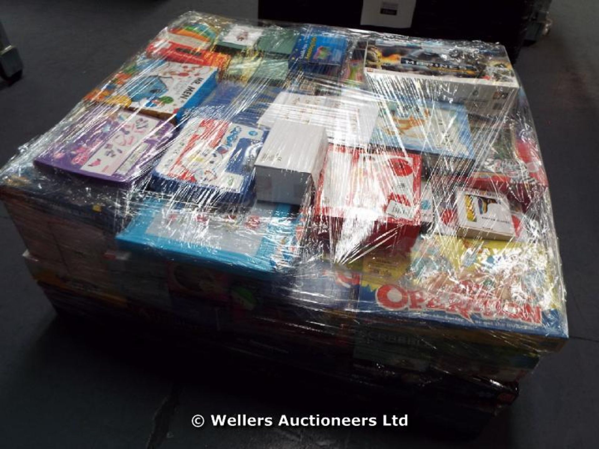 *HALF PALLET OF MIXED BOXED TOYS INC ARTICULATE BOARD GAME, MR MEN PUZZLE, DOCTORS PLAYSETS,