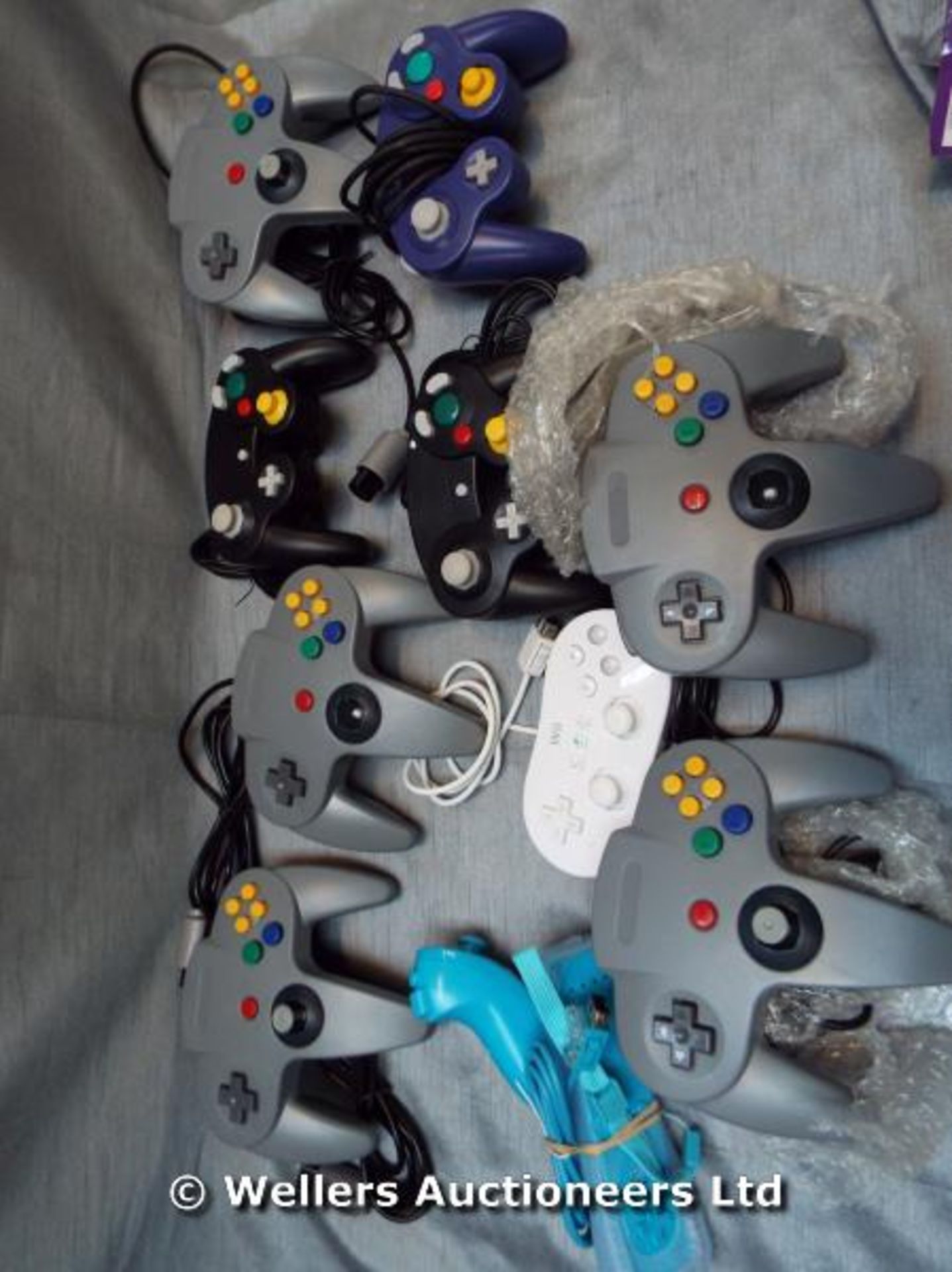 *X10 MIXED CONTROLLERS FOR NINTENDO CONSOLES INC GAMECUBE AND WII / GRADE: UNCLAIMED PROPERTY /