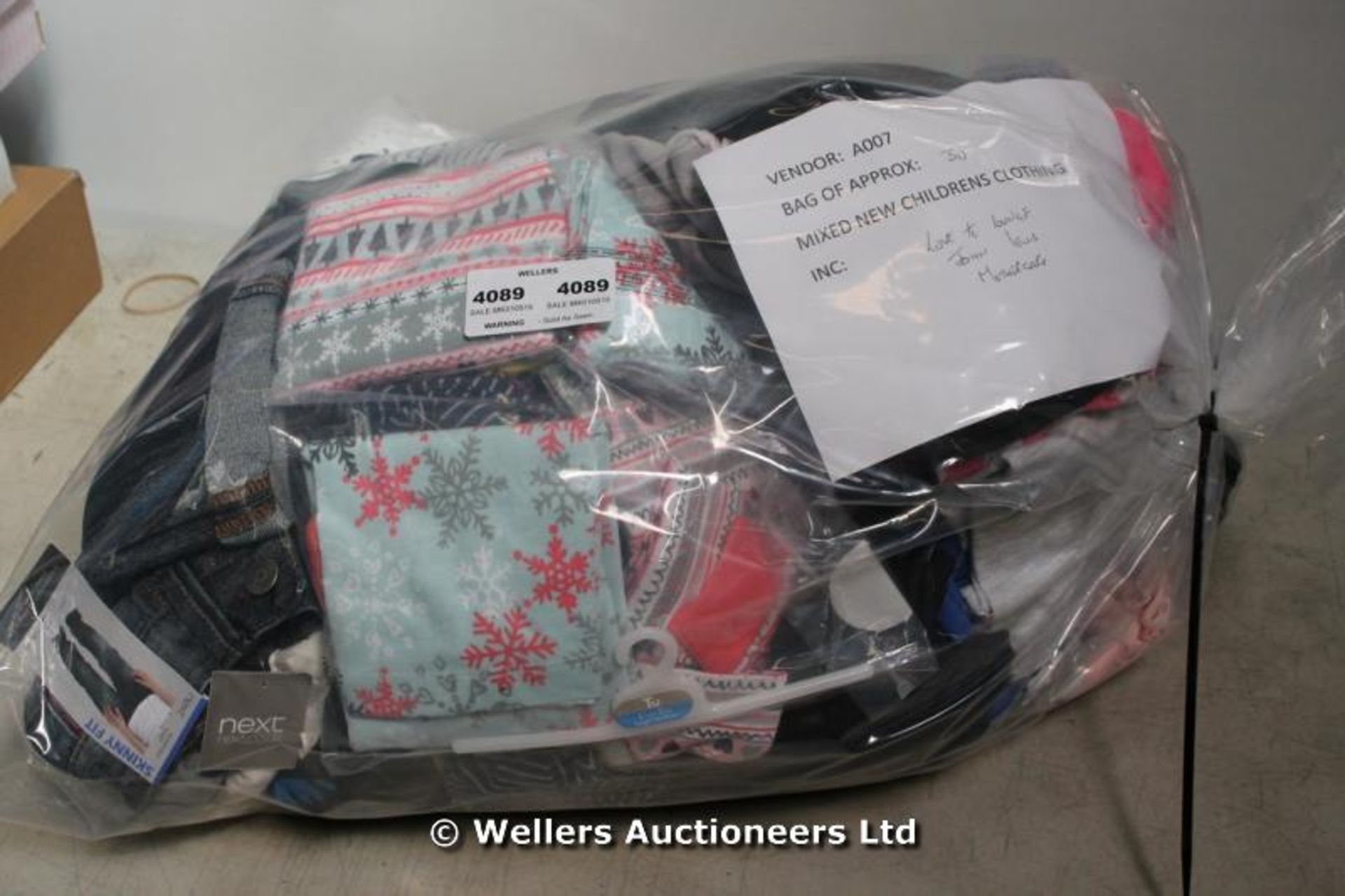 APPROX 30 MIXED CHILDRENS CLOTHING INC LOVE TO LOUNGE, JOHN LEWIS, MOTHERCARE / GRADE: UNCLAIMED