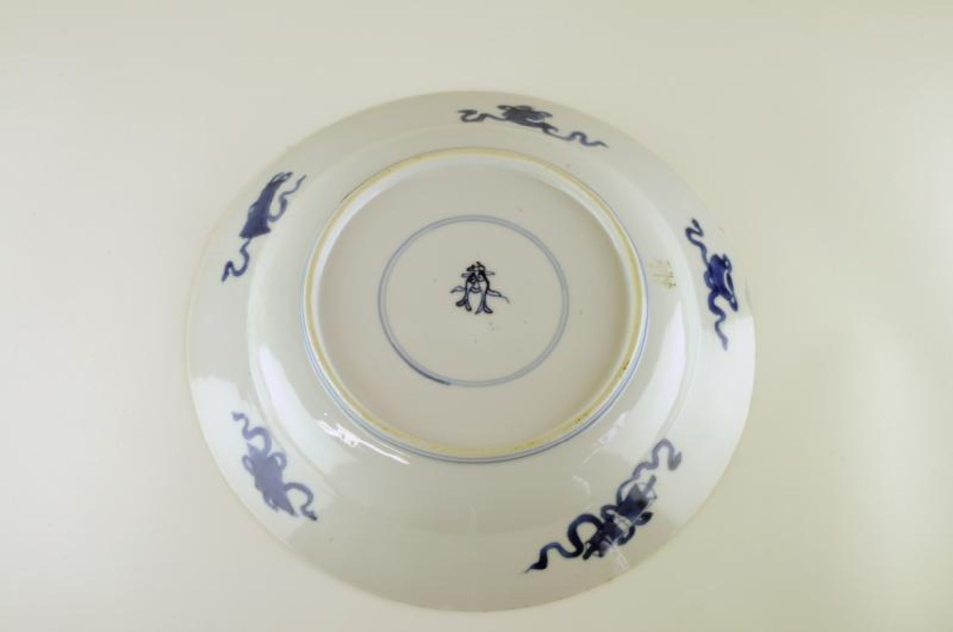 A Chinese Kangxi marriage plate painted with a dragon and a carp leaping from the waves, within a - Image 3 of 4