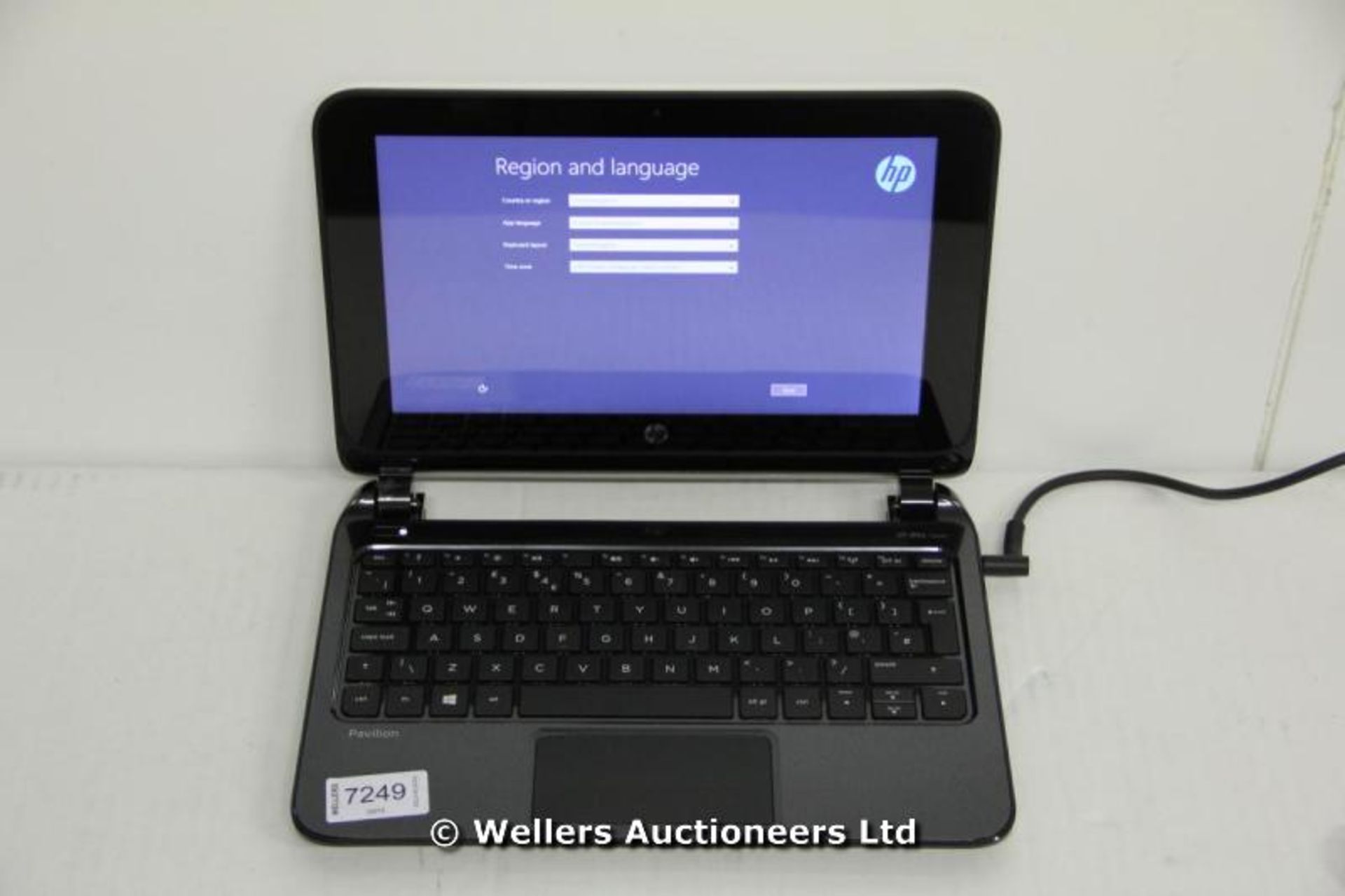 *"HP PAVILION TOUCHSMRT 10-E011SA 10.1" LAPTOP / AMD A4-1200 1.00GHZ / RAM 2GB / 500GB HDD / WINDOWS