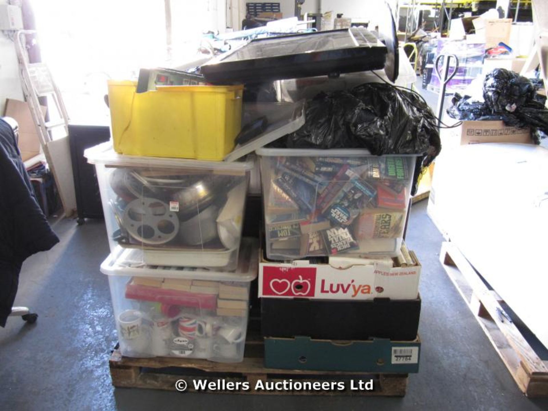 *CONTENTS OF A SELF STORAGE CONTAINER TO BE SOLD OVER 2 X MIXED PALLETS INC, FOLD DOWN SNOOKER - Image 3 of 4