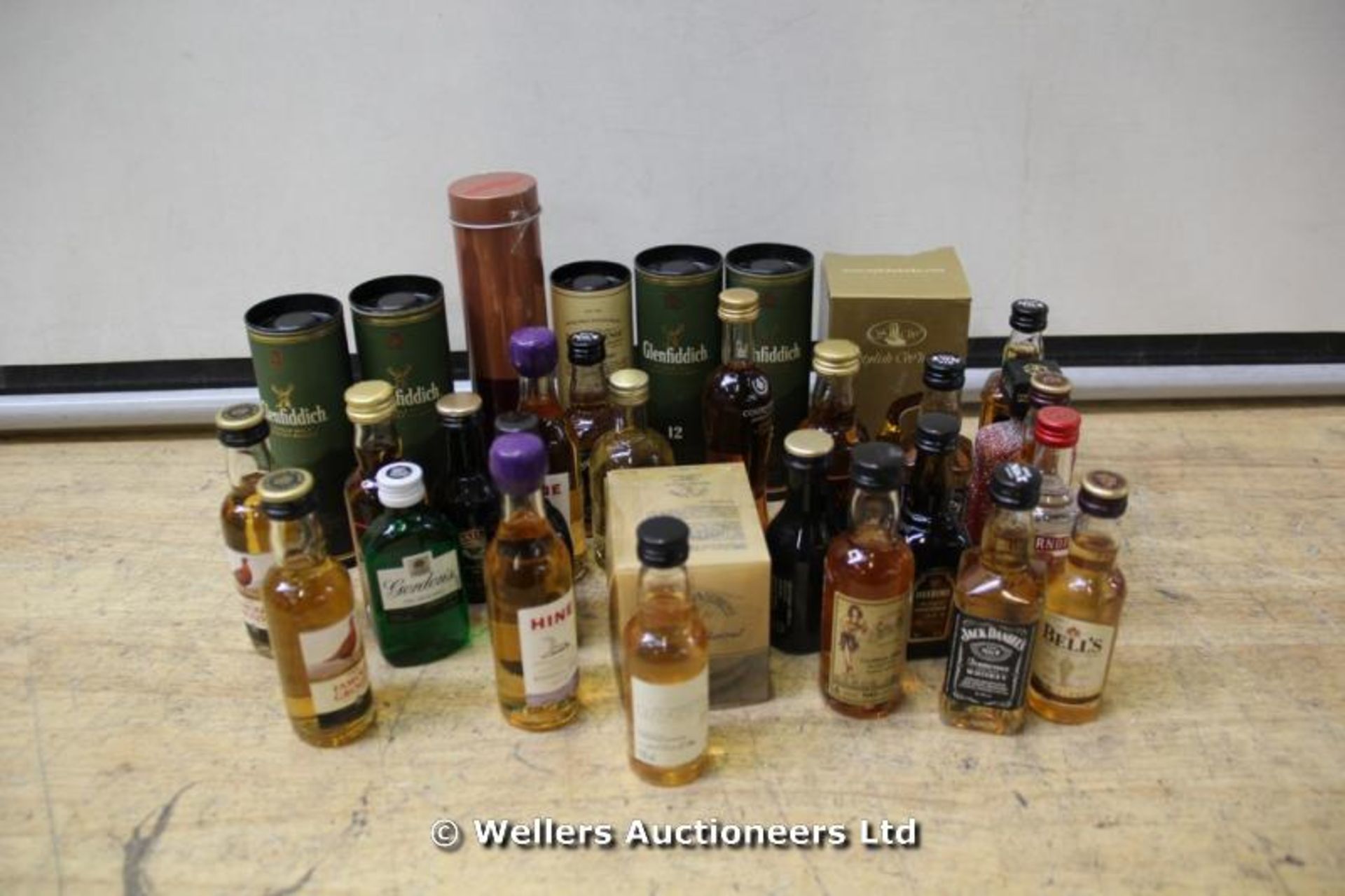 *APPROX X30 MIXED ALCOHOL MINIATURES / GRADE: UNCLAIMED PROPERTY / BOXED (DC2)[MK220515-1398}