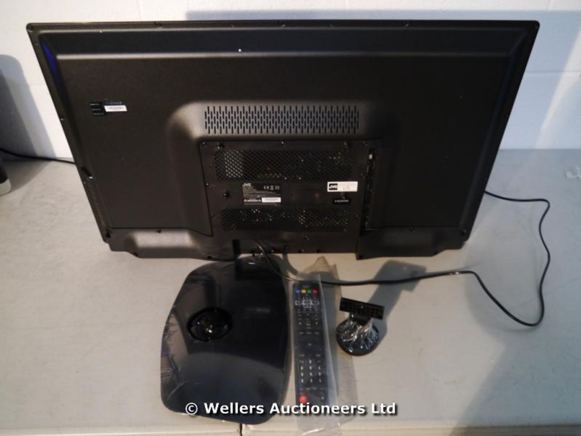 *"JVC LT-32C340 32" HD LED TV / POWER / PICTURE / REMOTE / STAND / BROCKEN SCREEN / GRADE: RETAIL - Image 2 of 2