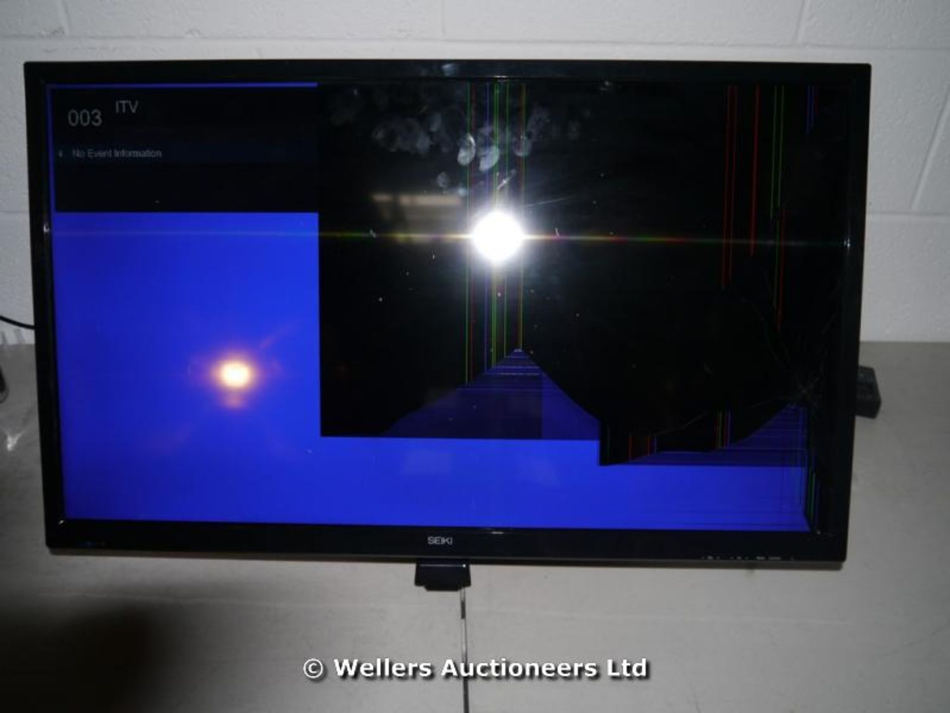 *"SEIKI SE32HY01UK 32" LED TV WITH FREEVIEW / POWER / PICTURE / REMOTE / STAND / DAMAGED SCREEN /