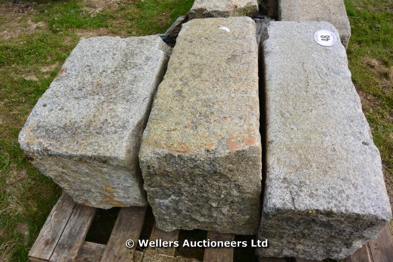 *A PALLET OF MIXED FEATURE STONE/STONE BLOCKS/STEPS