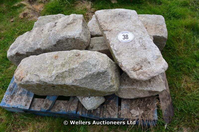 *A PALLET OF MIXED FEATURE STONE/STONE BLOCKS/STEPS