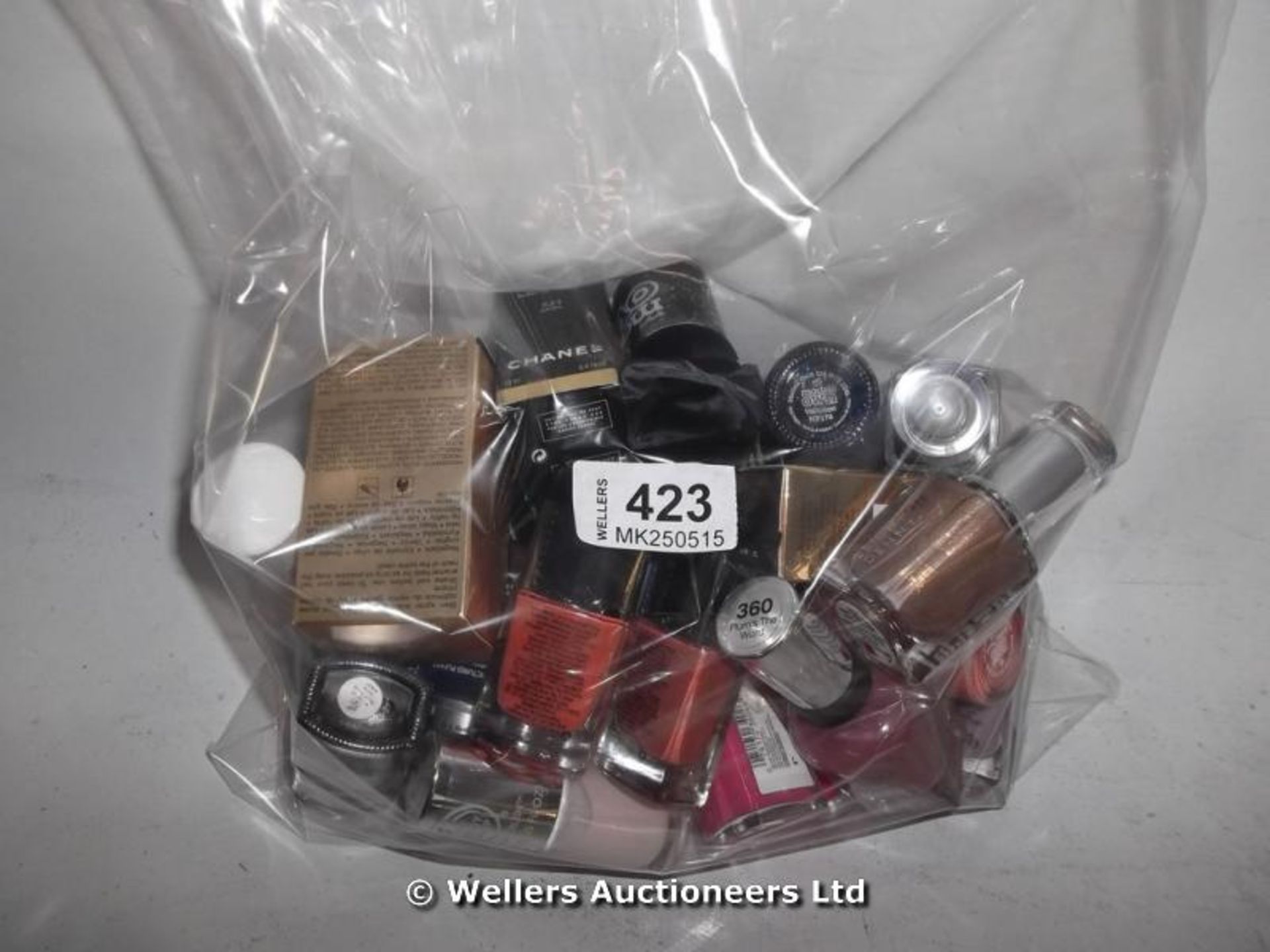 *BAG OF X 25 MIXED NAIL POLISH INC CHANEL/YVESSAINTLAURENT/NO7 / GRADE: UNCLAIMED PROPERTY / UNBOXED