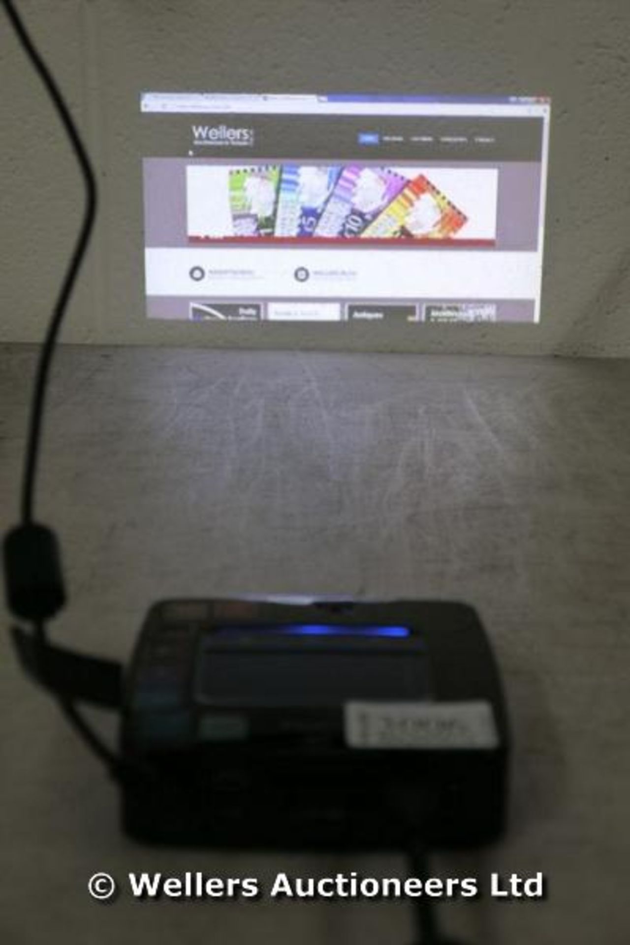 *PHILIPS PICO 3614 POCKET PROJECTOR / POWERS UP  / DISPLAYS PICTURE USING HDMI / WITH CHARGER / WITH - Image 2 of 3