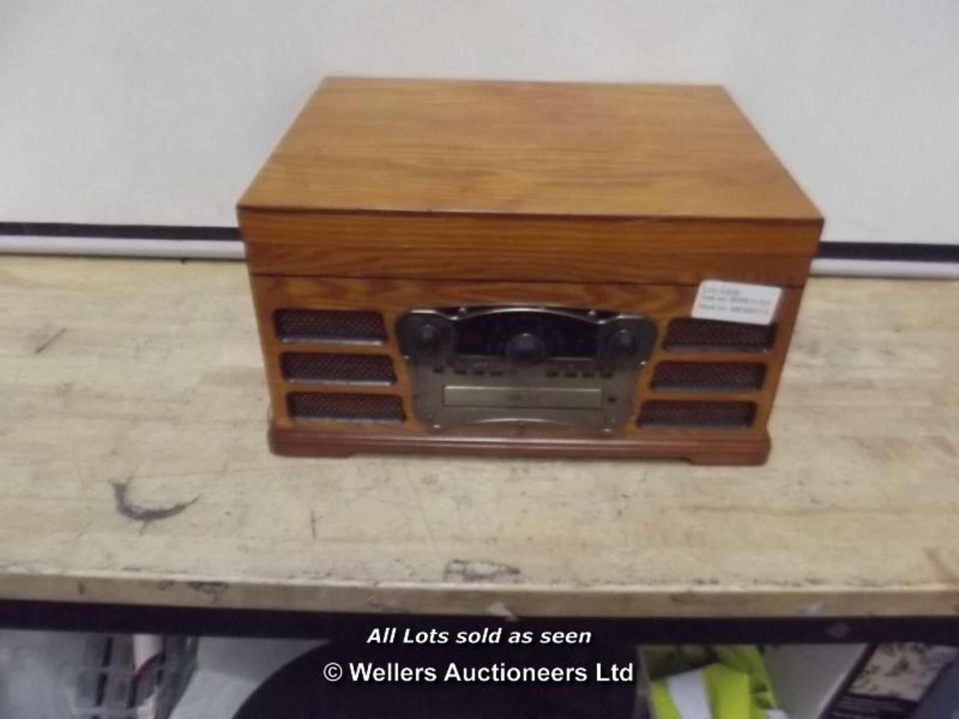 WOODEN RETRO TURNTABLE 3 SPEED AM/FM CD AND TAPE PLAYER 2450-M04-UK / GRADE: RETURNS / BOXED (