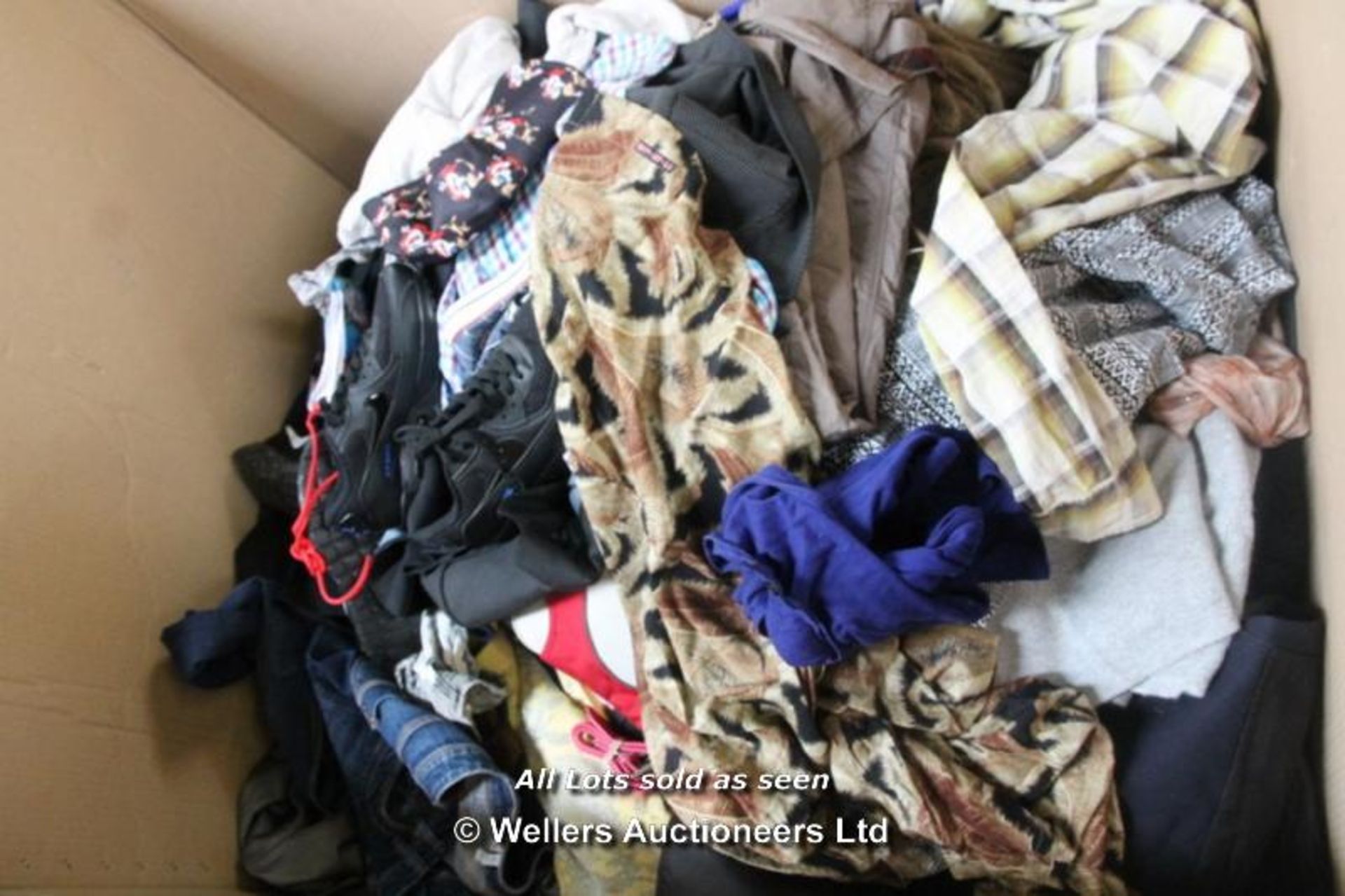 On Thursday 30th approx 10 more pallets of clothing and footwear will be added to this auction. Be - Image 5 of 8