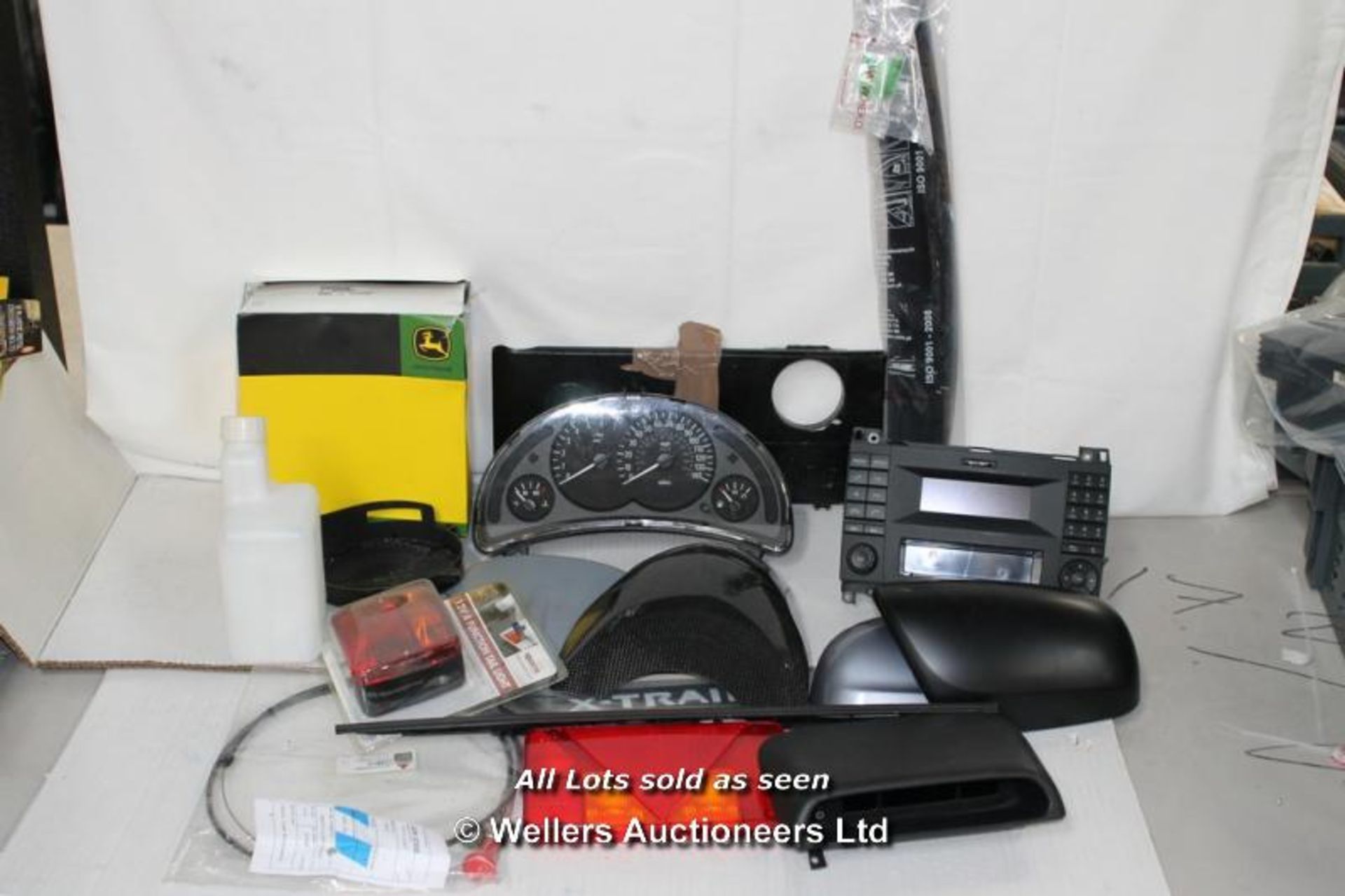 BAG OF 13 MIXED AUTO INCLUDES JOHN DEERE PLASTIC PART, TACO, 12V 4 FUNCTION TAIL LIGHT  / GRADE: