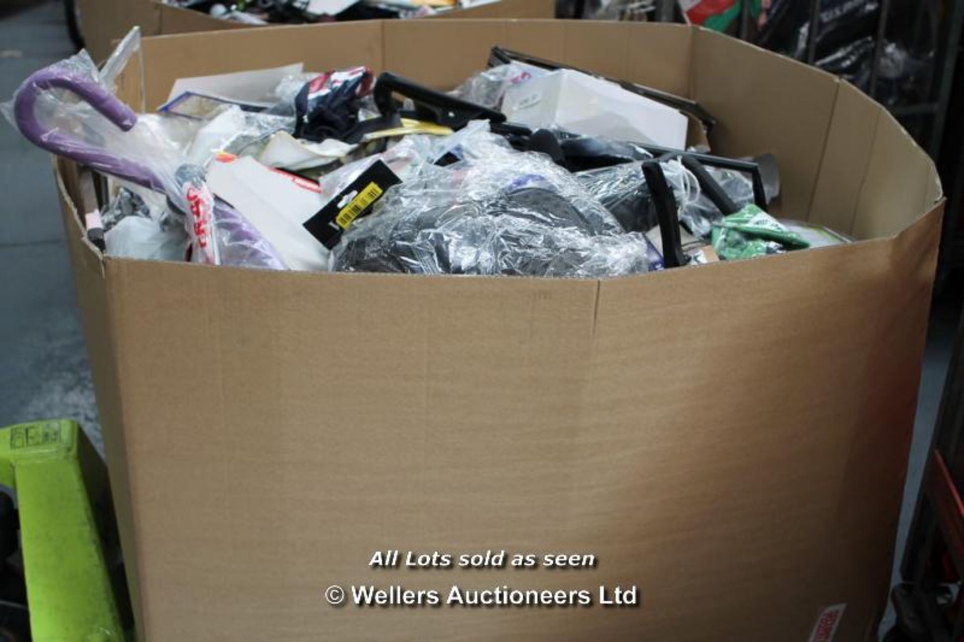 PALLET OF MIXED SPORTS AND HOBBY ITEMS INC SPORTS BANDS, INFLATABLES, GYM ITEMS, BOXED FITNESS - Image 5 of 5