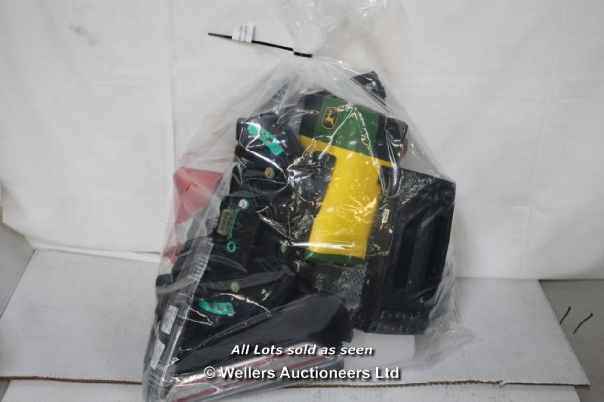 BAG OF 13 MIXED AUTO INCLUDES JOHN DEERE PLASTIC PART, TACO, 12V 4 FUNCTION TAIL LIGHT  / GRADE: - Image 2 of 2