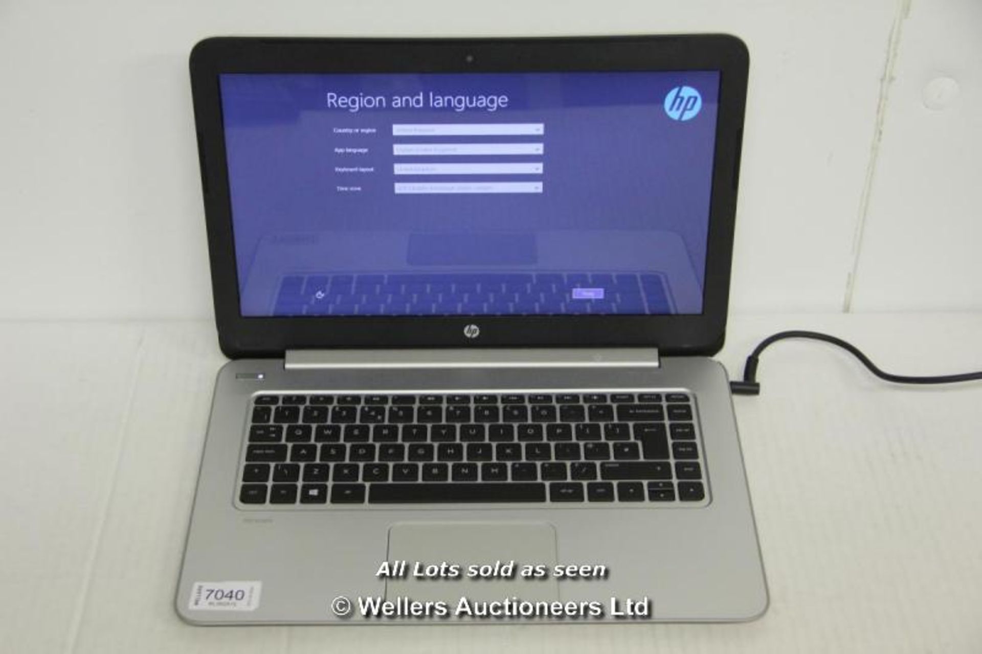 HP 14-Z050SA LAPTOP / WINDOWS 8  / AMD A4 MICRO-6400T 1.0GHZ / 2GB RAM / 32GB SSD / DENT IN LID /