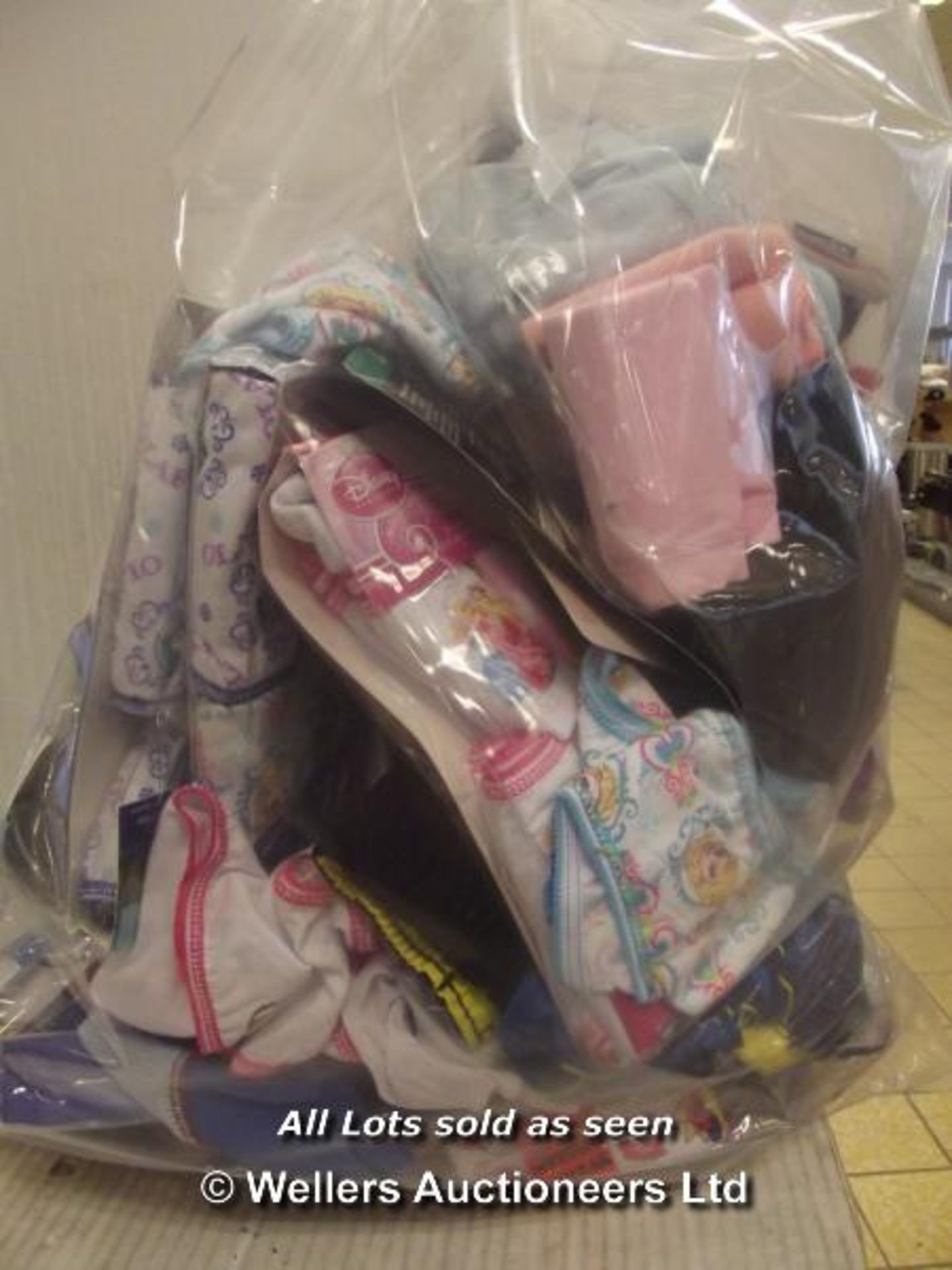 APPROX 20X ASSORTED CLOTHES INC CHILDREN'S UNDERPANTS AND WOMEN'S CAMISOLES / GRADE: RETURNS / - Image 2 of 2