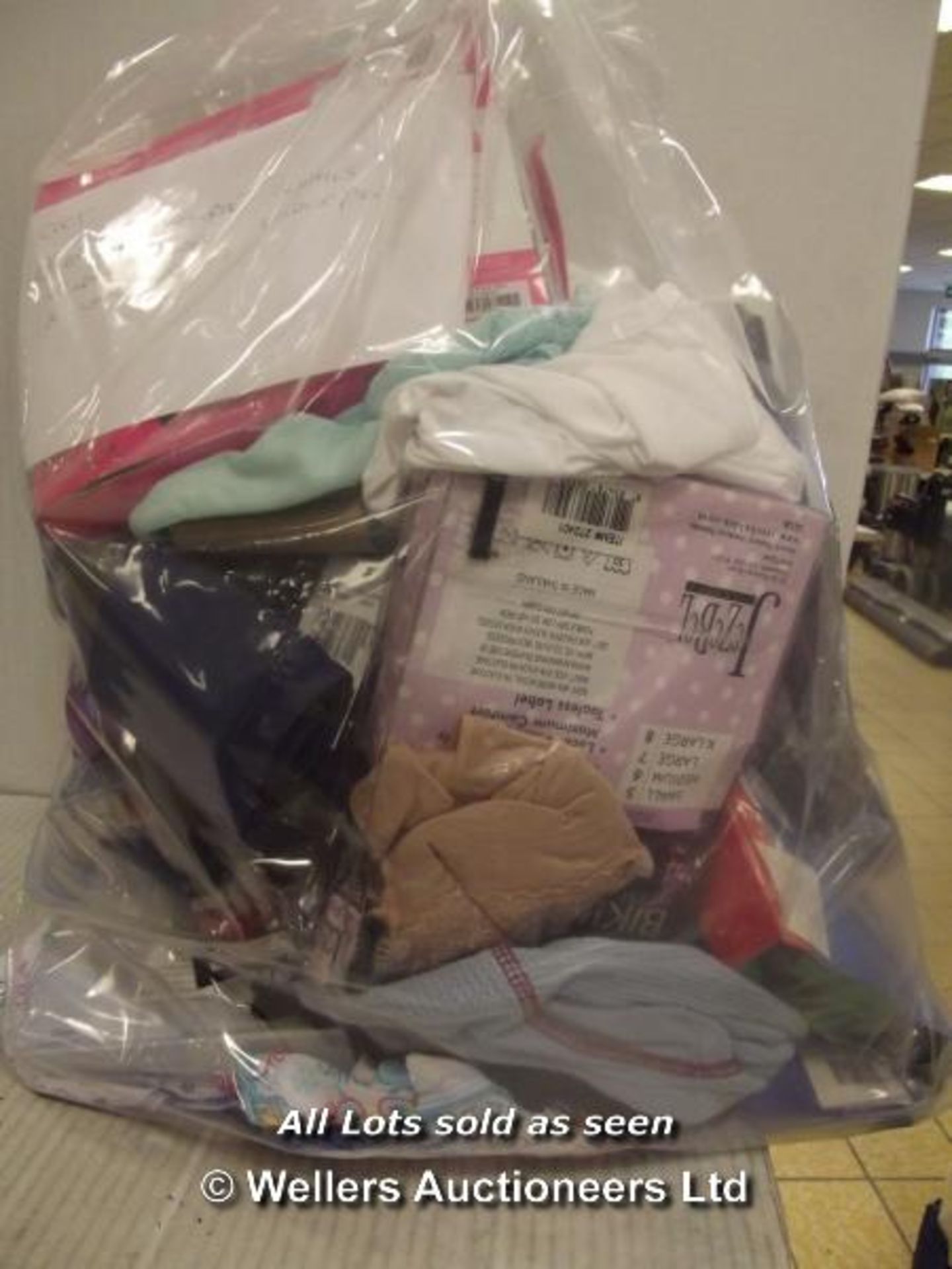 APPROX 20X ASSORTED CLOTHES INC CHILDREN'S UNDERPANTS AND WOMEN'S CAMISOLES / GRADE: RETURNS /