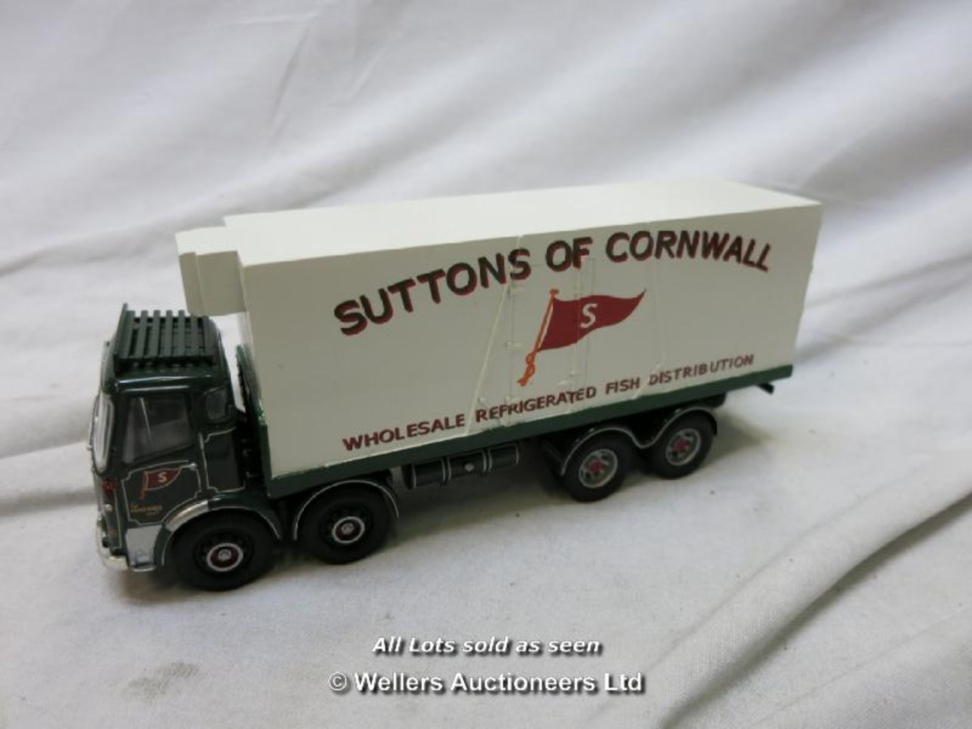 CORGI SUTTONS AEC MKV 8 WHEEL PLATFORM LORRY AND CONTAINER / GRADE: UNCLAIMED PROPERTY / BOXED (
