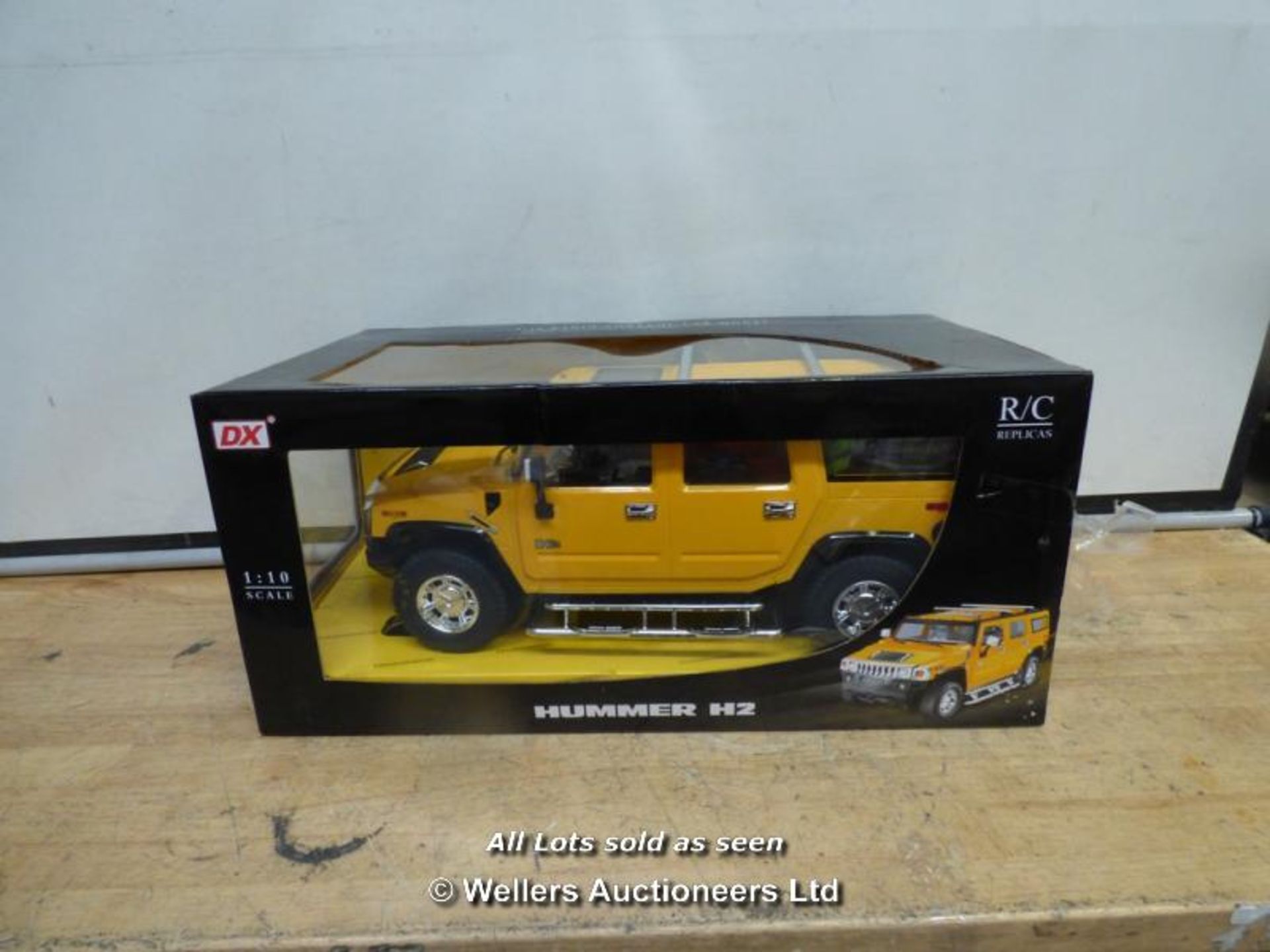 HUMMER H2 WITH RADIO CONTROL / GRADE: RETURNS / BOXED (DC4) [MK010915]