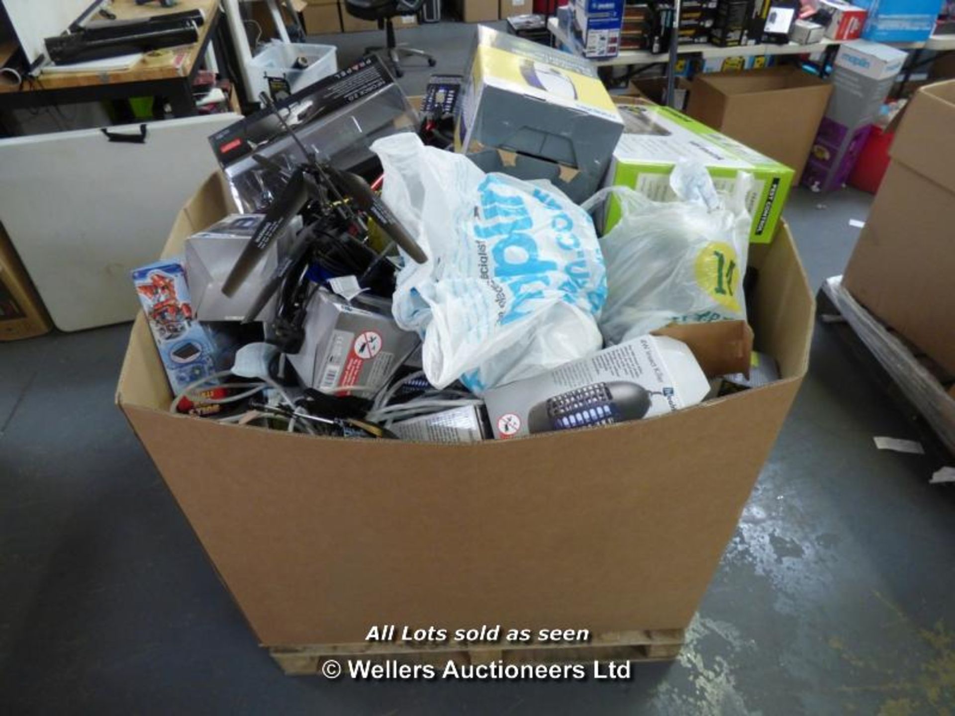 PALLET OF APPROXIMATELY 120X ITEMS INCLUDING MULTI PURPOSE WORKING BENCH,CONNEX BULL'S EYE STRIKE, - Image 2 of 2