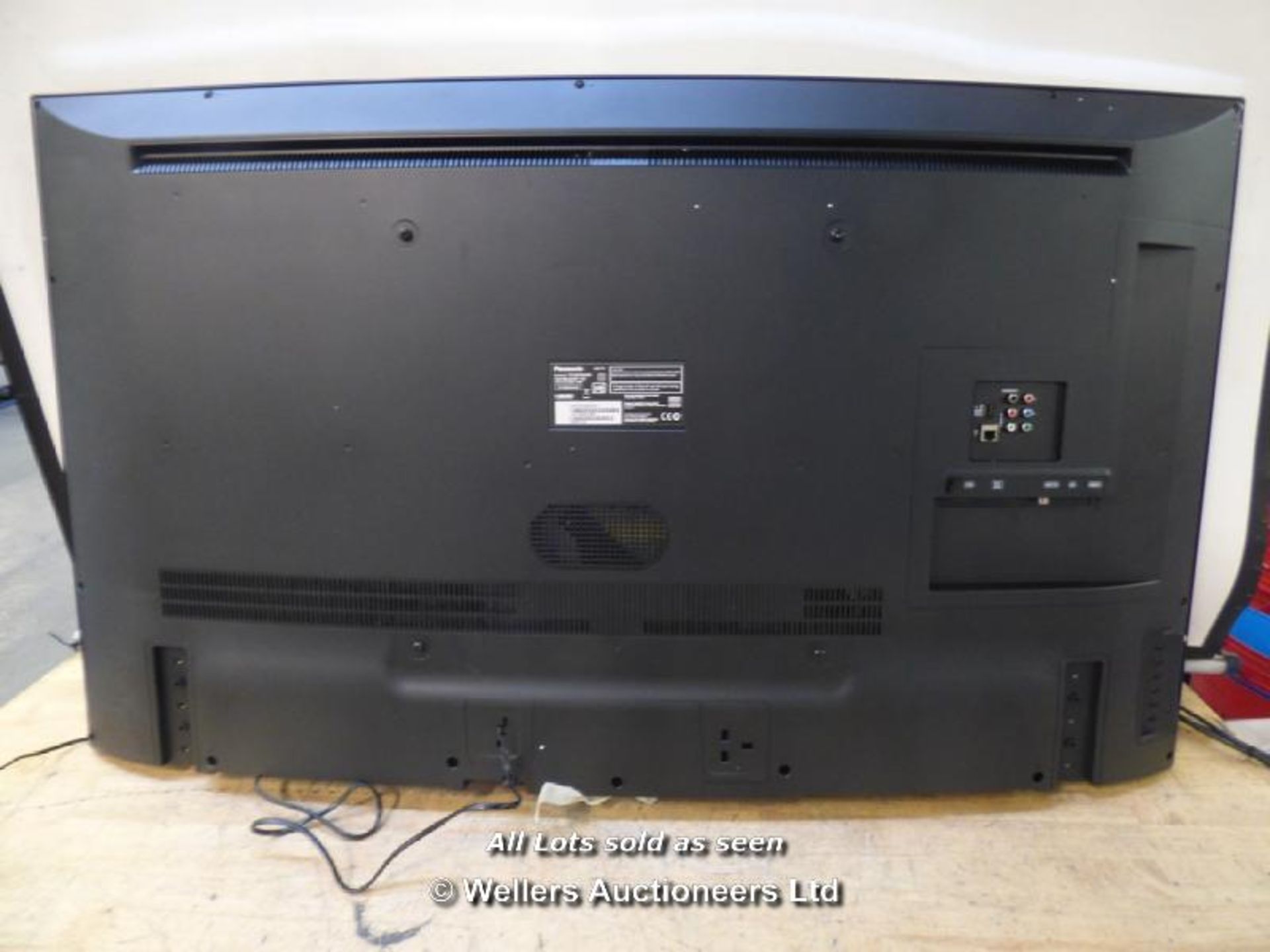 PANASONIC VIERA TX-55CR430B  SMART 3D ULTRA HD 4K55" CURVED LED TV / POWERS UP / BROKEN SCREEN / - Image 2 of 2