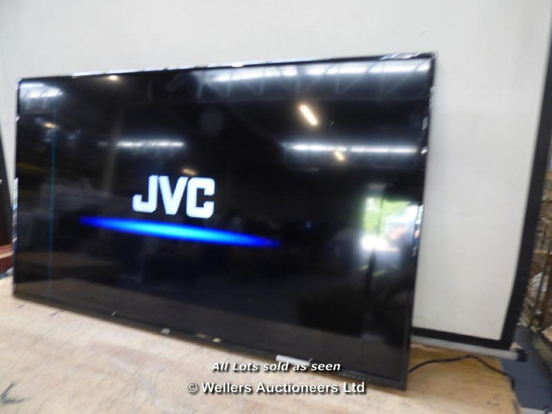 JVC LT-50C550 50" HD LED TV WITH FREEVIEW HD / POWERS UP / WITH LINE ON SCREEN / WITH REMOTE /
