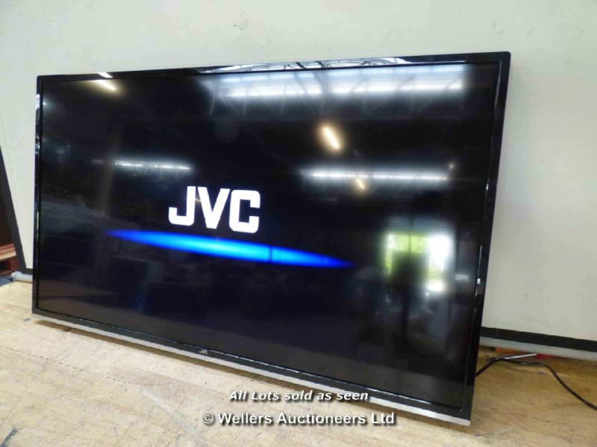 JVC 40" LED SMART TV WITH BUILD IN  WI FI AND FREEVIEW LT-40C750 / POWERS UP / WITH LINE ON SCREEN /