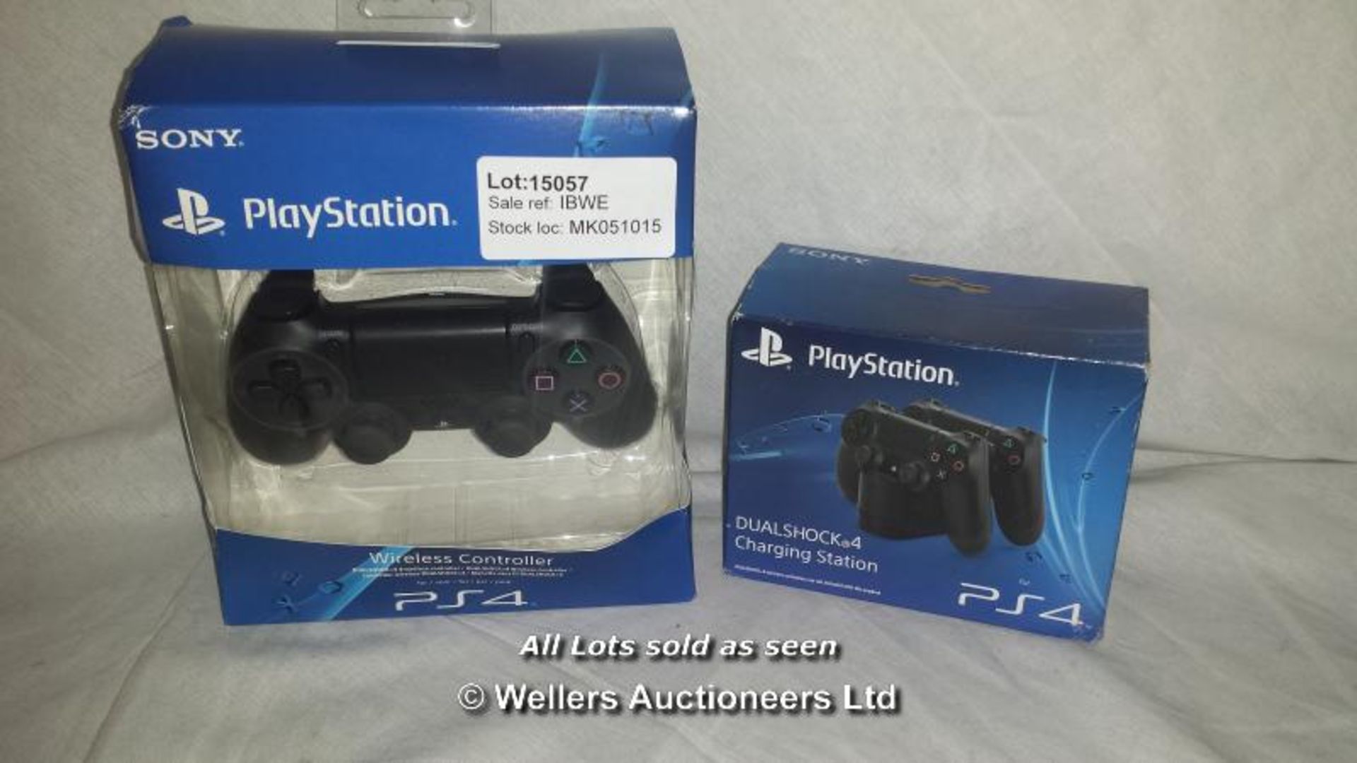 PLAYSTATION 4 CONTROLLER AND CHARGING STATION (THIS LOT IS FOR DELIVERY ONLY) / GRADE: UNCLAIMED