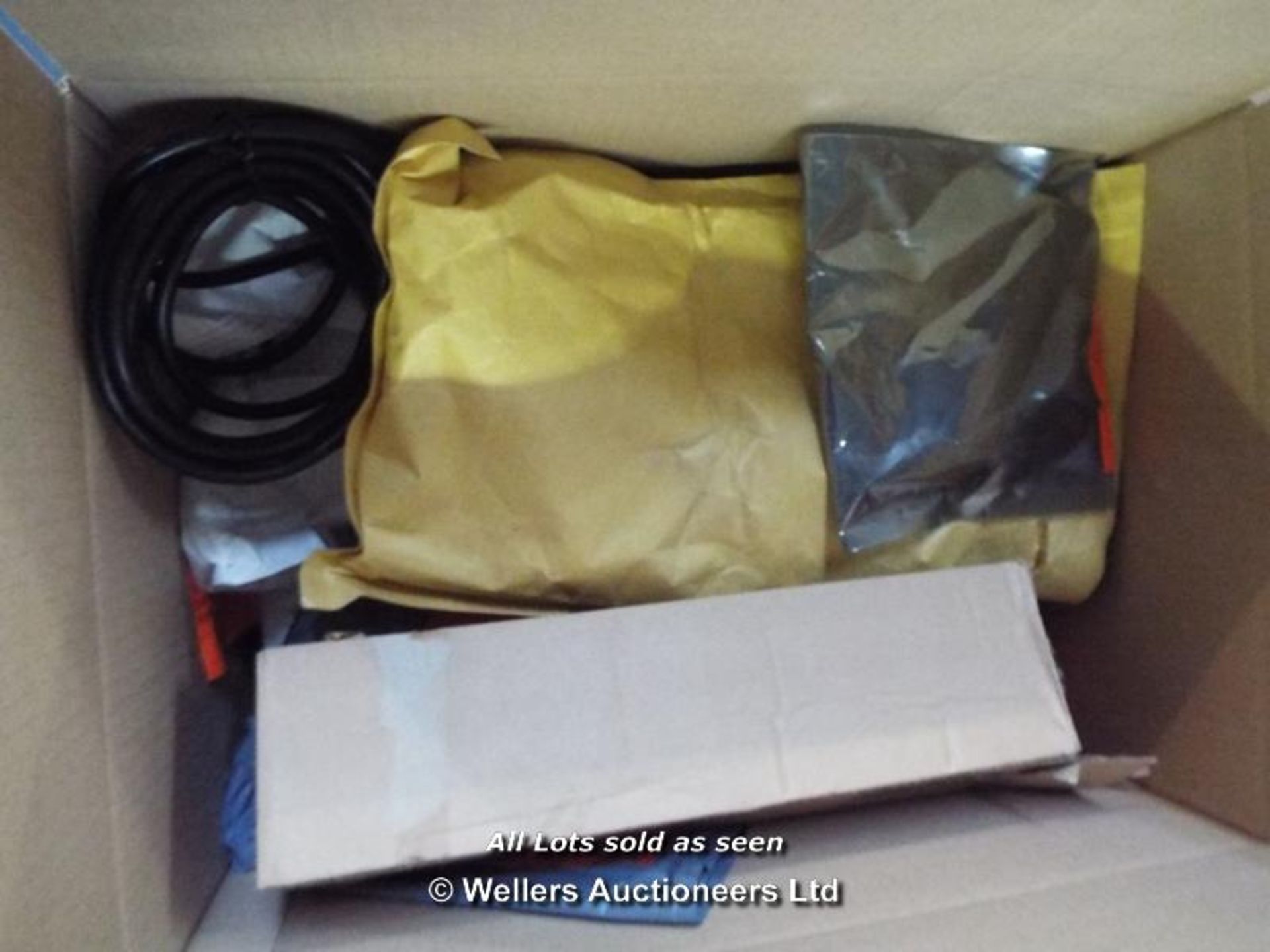 BOX OF: XENTA VGA MONITOR REPLACEMENT CABLE MALE - MALE (BLACK) 3M / APOTOP WIFI READER / XENTA