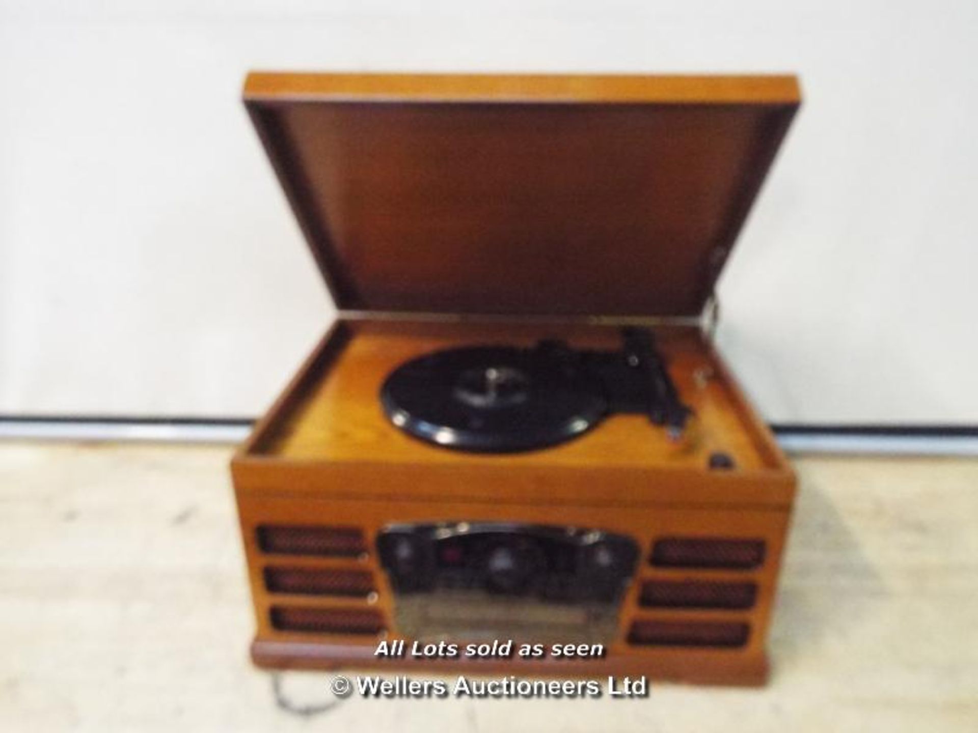 WOODEN RETRO TURNTABLE WITH BUILT IN CD PLAYER FM RADIO AND USB SD CARD READER  / GRADE: RETURNS /