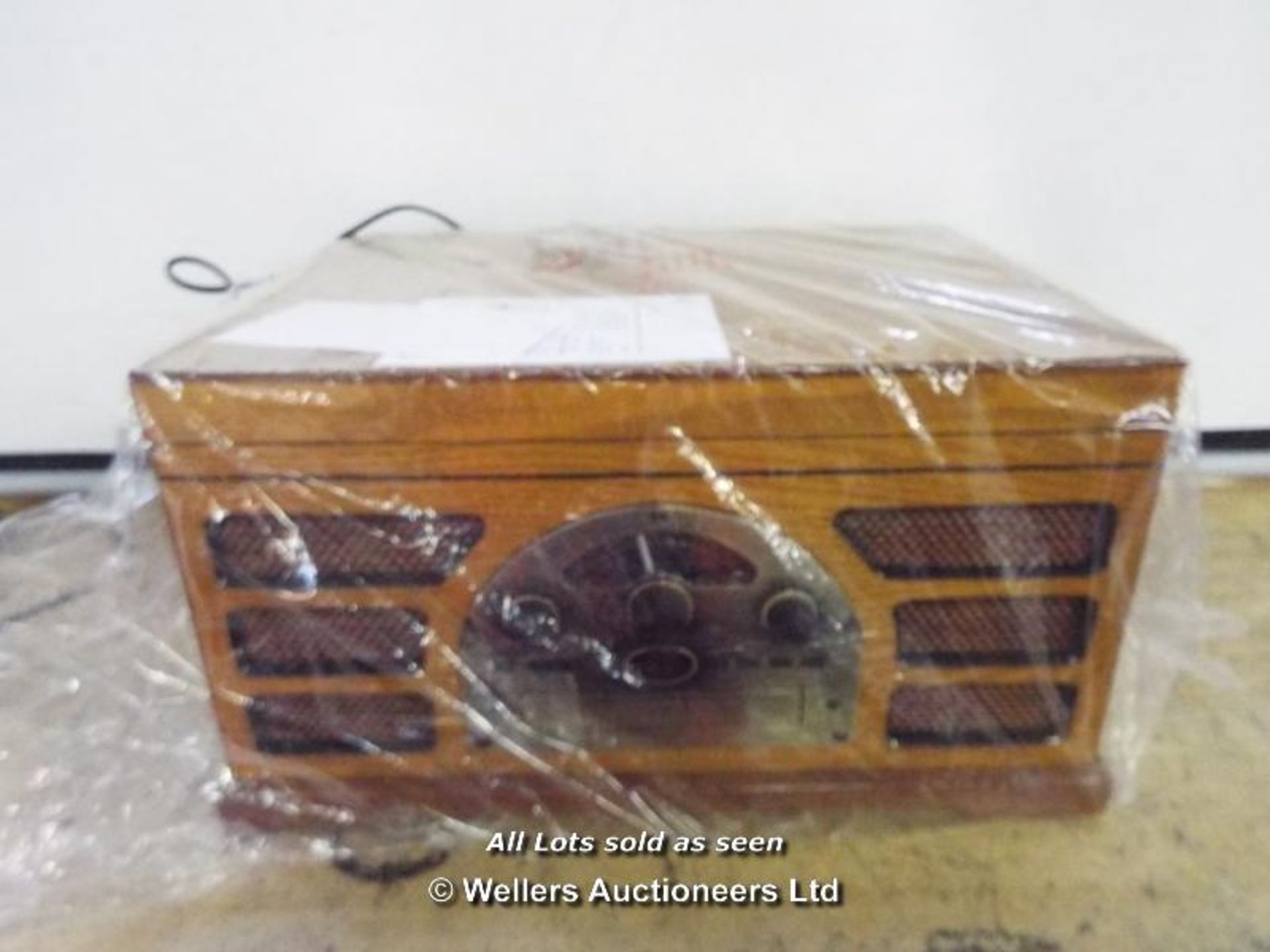 WOODEN RETRO TURNTABLE WITH BUILT IN CD AND TAPE PLAYER  / GRADE: RETURNS / BOXED (DC3) [MK081015]