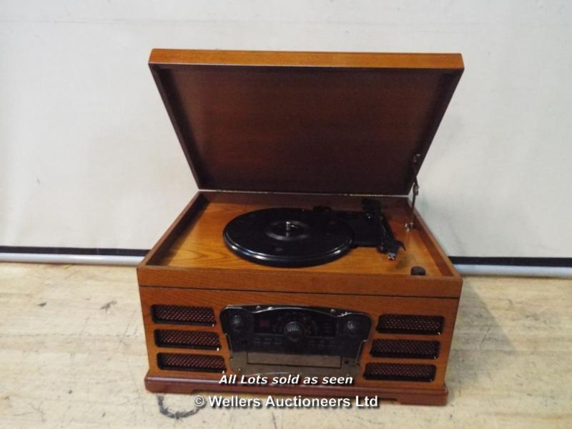 WOODEN RETRO TURNTABLE WITH BUILT IN CD PLAYER FM RADIO AND USB SD CARD READER  / GRADE: RETURNS /