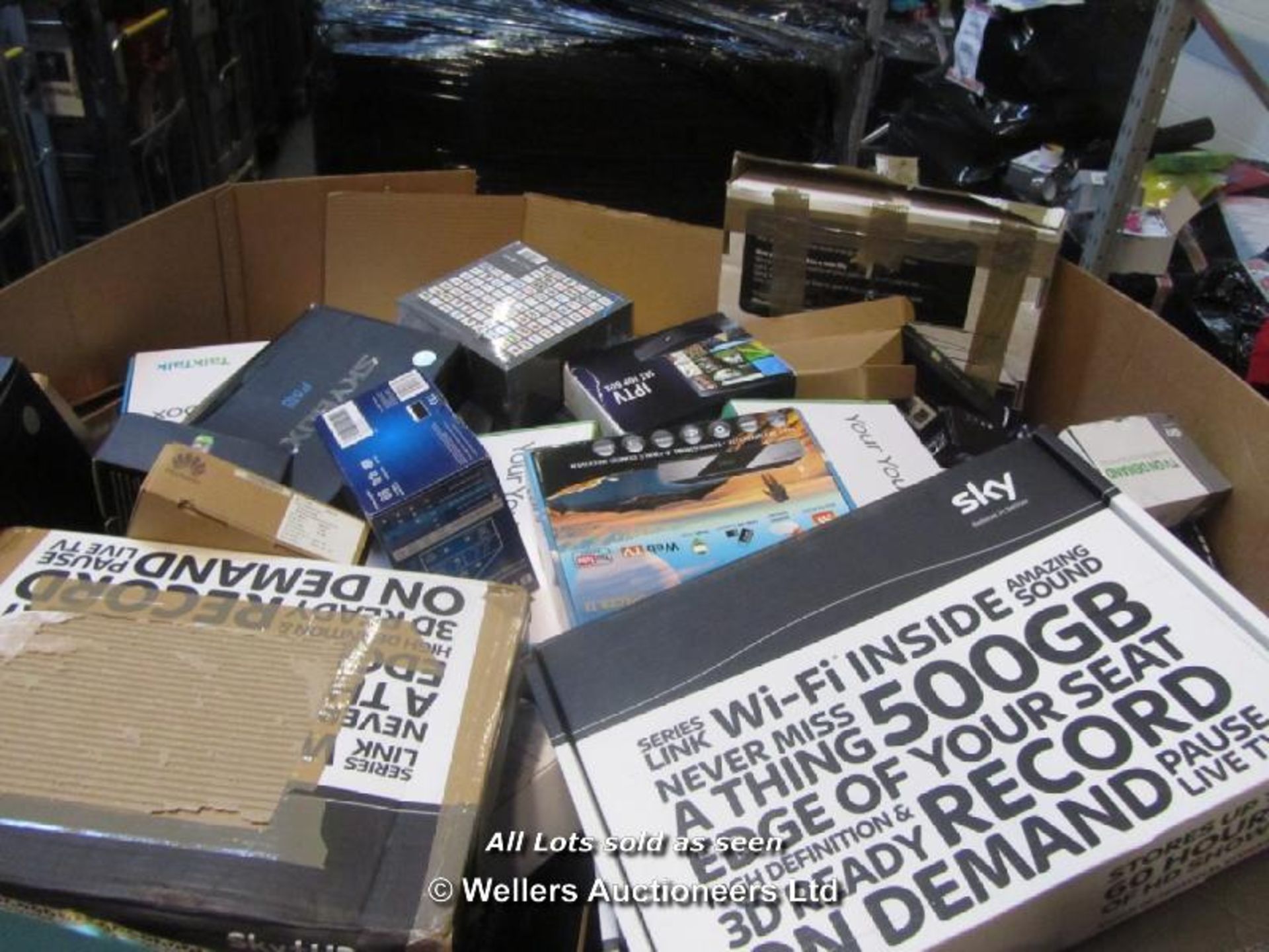 LARGE PALLET BOX FULL OF MIXED ELECTRICAL PRODUCT - MOSTLY BOXED (2-3 UNSORTED TROLLIES) INC. - Image 2 of 9