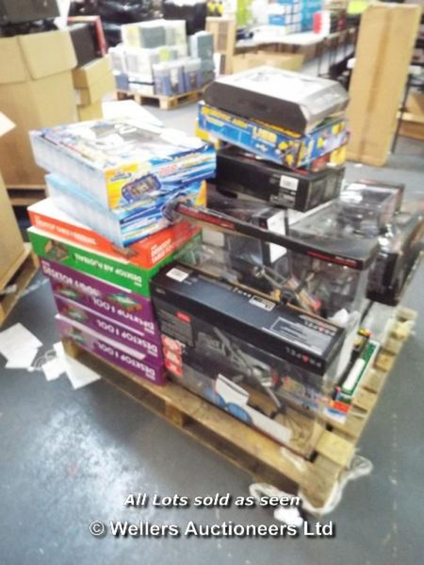 MIXED PALLET OF APPROXIMATELY 30X TOYS INCLUDING MINI SPY HELICOPTER,   HD VIDEO DRONE,  AMAZING