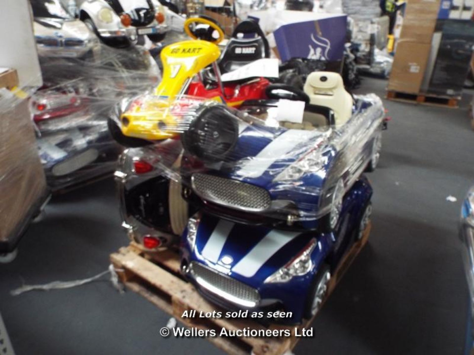 MIXED PALLET OF 5X KIDS RIDE-ON ELECTRONIC TOYS INCLUDING ASTON MARTIN, GO KART, VW BEETLE / - Image 3 of 3