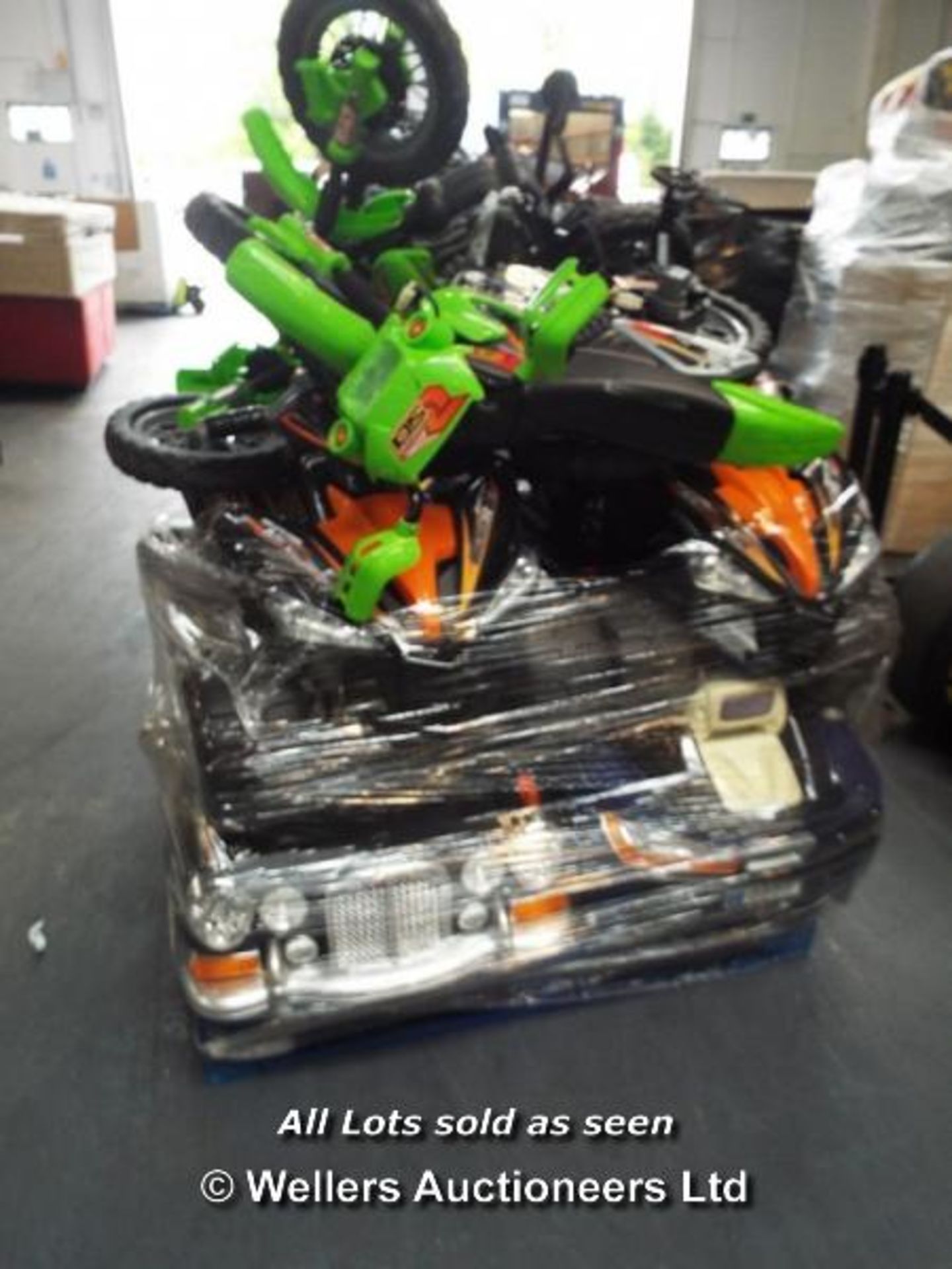 MIXED PALLET OF 7X KIDS RIDE-ON ELECTRONIC TOYS INCLUDING ASTON MARTIN, QUAD BIKE, RIDE ON MOTORBIKE - Image 2 of 3