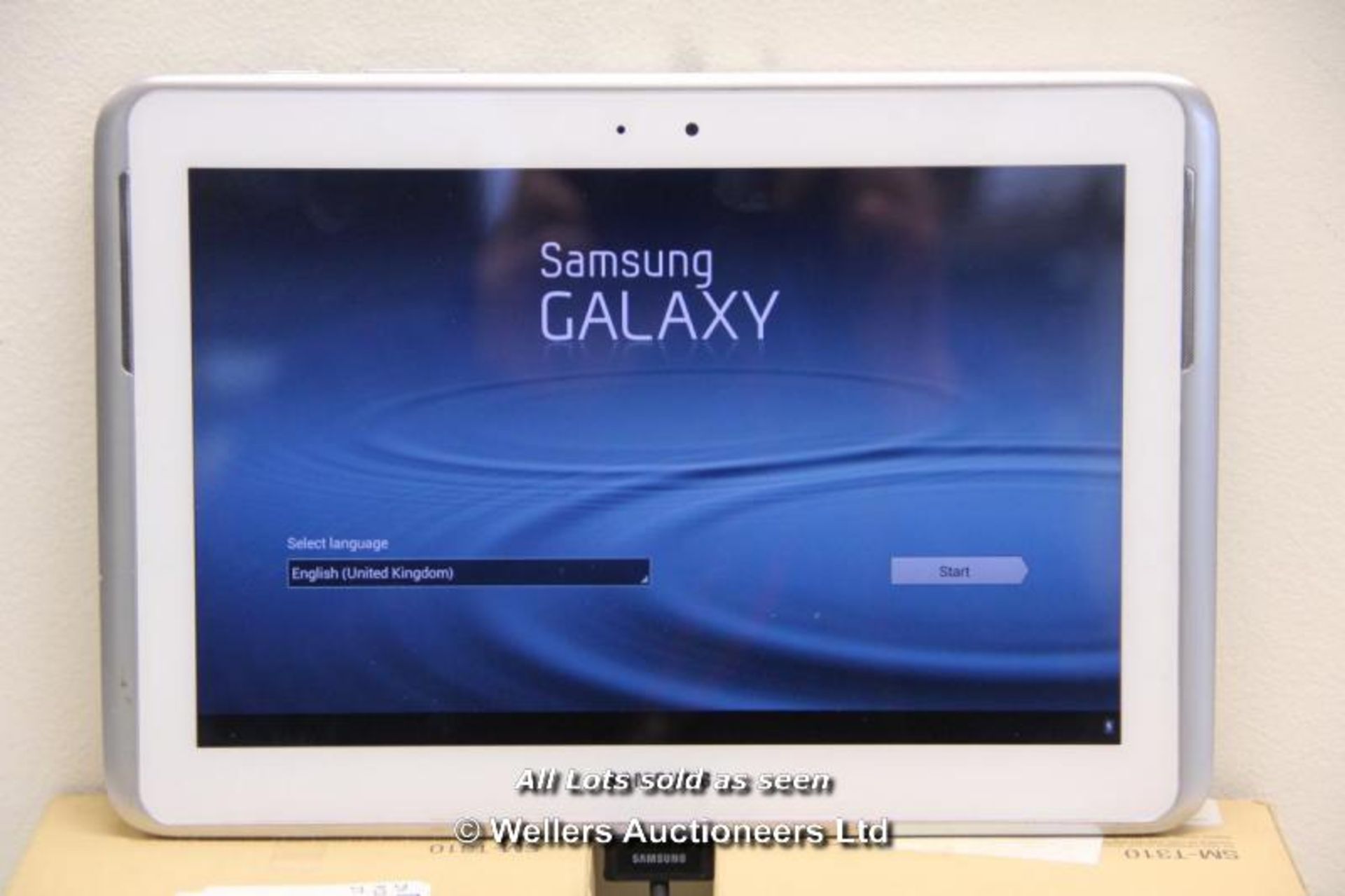 2 X SAMSUNG TABLETS INCLUDING 1 X GALAXY TAB 3 7" 8GB BLACK (POWERS ON / DAMAGED SCREEN / - Image 3 of 4