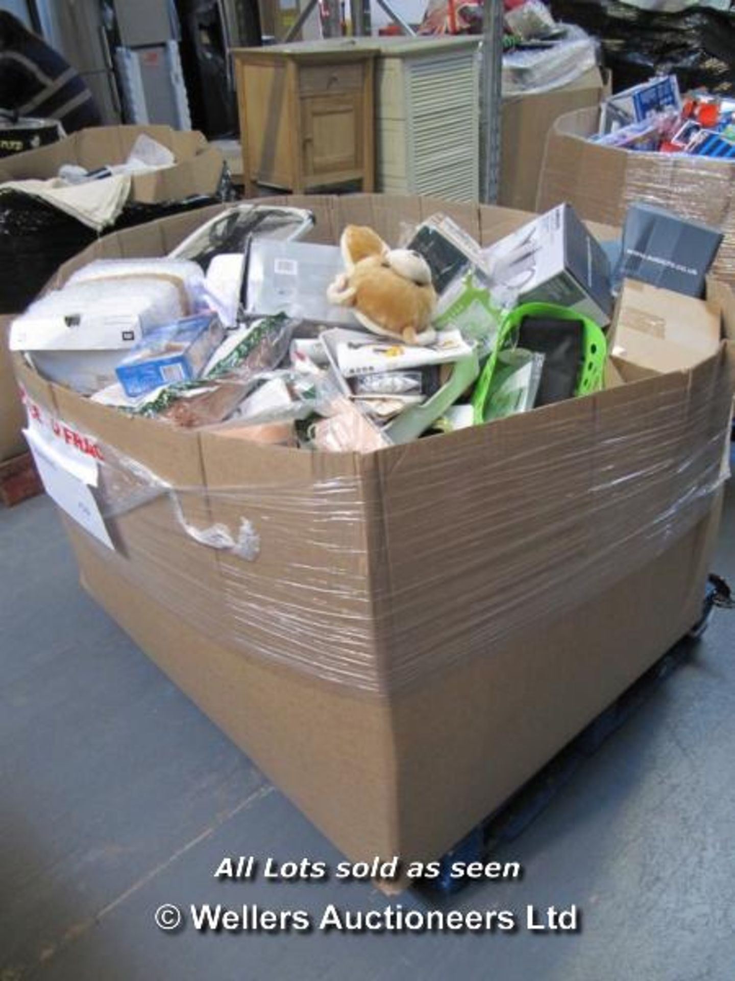 PALLET FULL OF MIXED HOUSEHOLD, KITCHEN AND ELECTRICAL ITEMS  / GRADE: UNCLAIMED PROPERTY (DC6) {