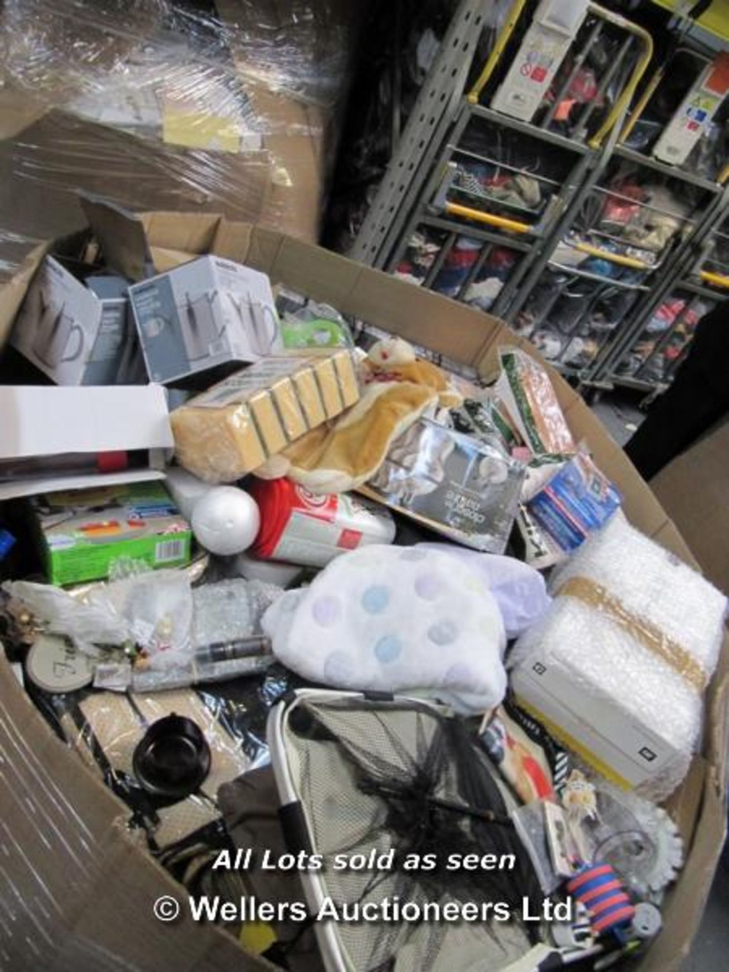 PALLET FULL OF MIXED HOUSEHOLD, KITCHEN AND ELECTRICAL ITEMS  / GRADE: UNCLAIMED PROPERTY (DC6) { - Image 2 of 3