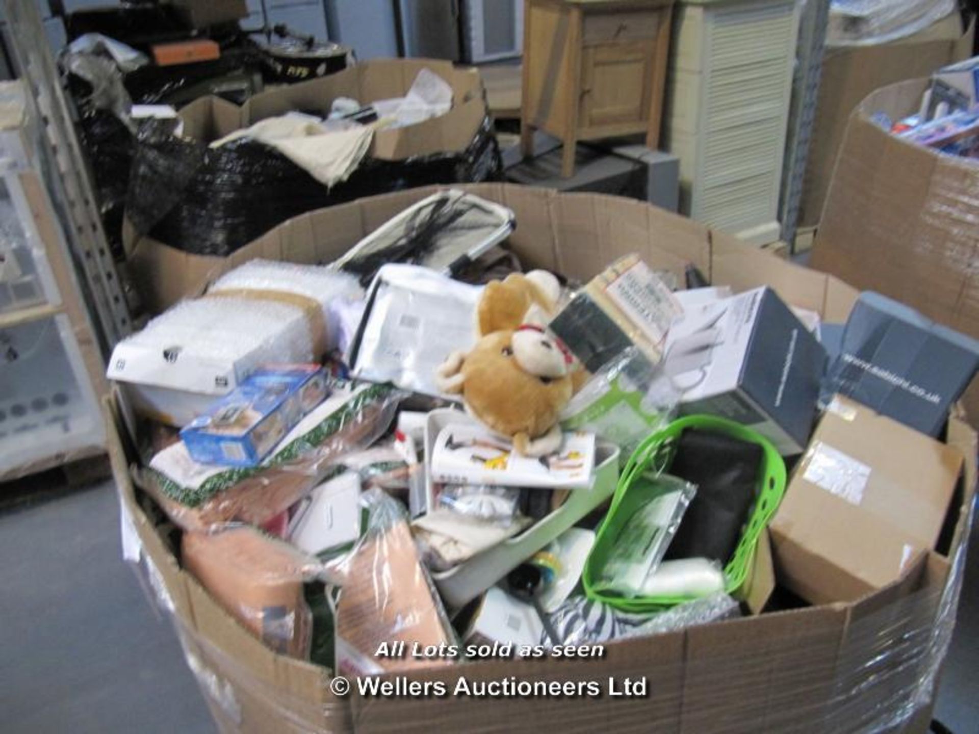 PALLET FULL OF MIXED HOUSEHOLD, KITCHEN AND ELECTRICAL ITEMS  / GRADE: UNCLAIMED PROPERTY (DC6) { - Image 3 of 3