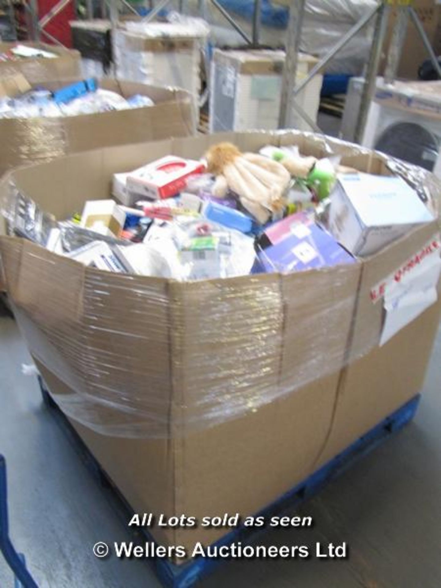 PALLET FULL OF MIXED HOUSEHOLD, KITCHEN AND ELECTRICAL ITEMS  / GRADE: UNCLAIMED PROPERTY (DC6) {