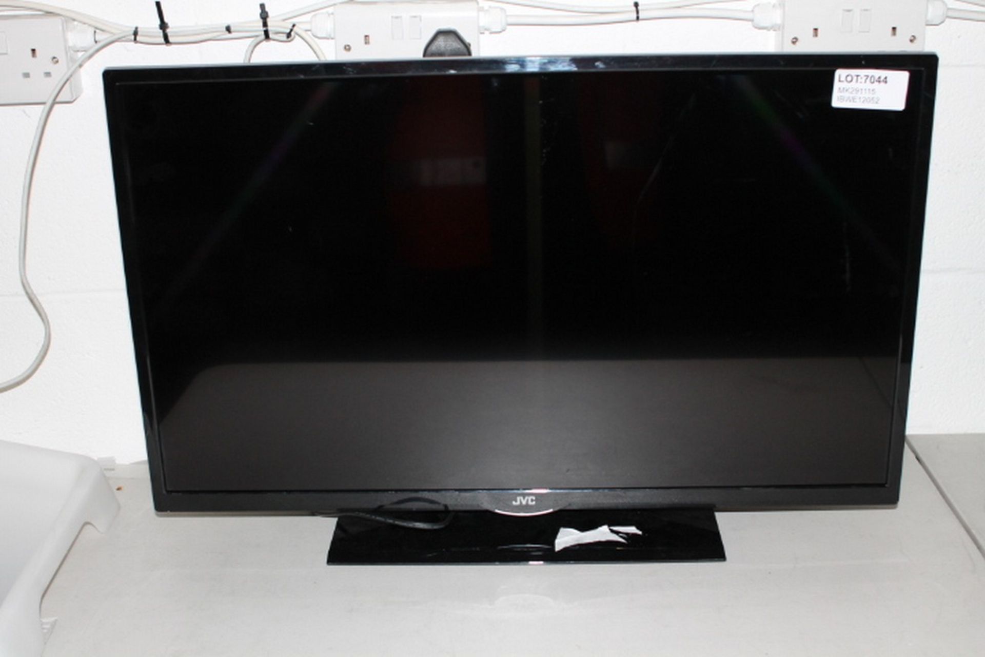 JVC LT-32C345 32" LED TV WITH BUILT IN DVD PLAYER AND FREEVIEW / NO POWER / UNABLE TO TEST / MAY