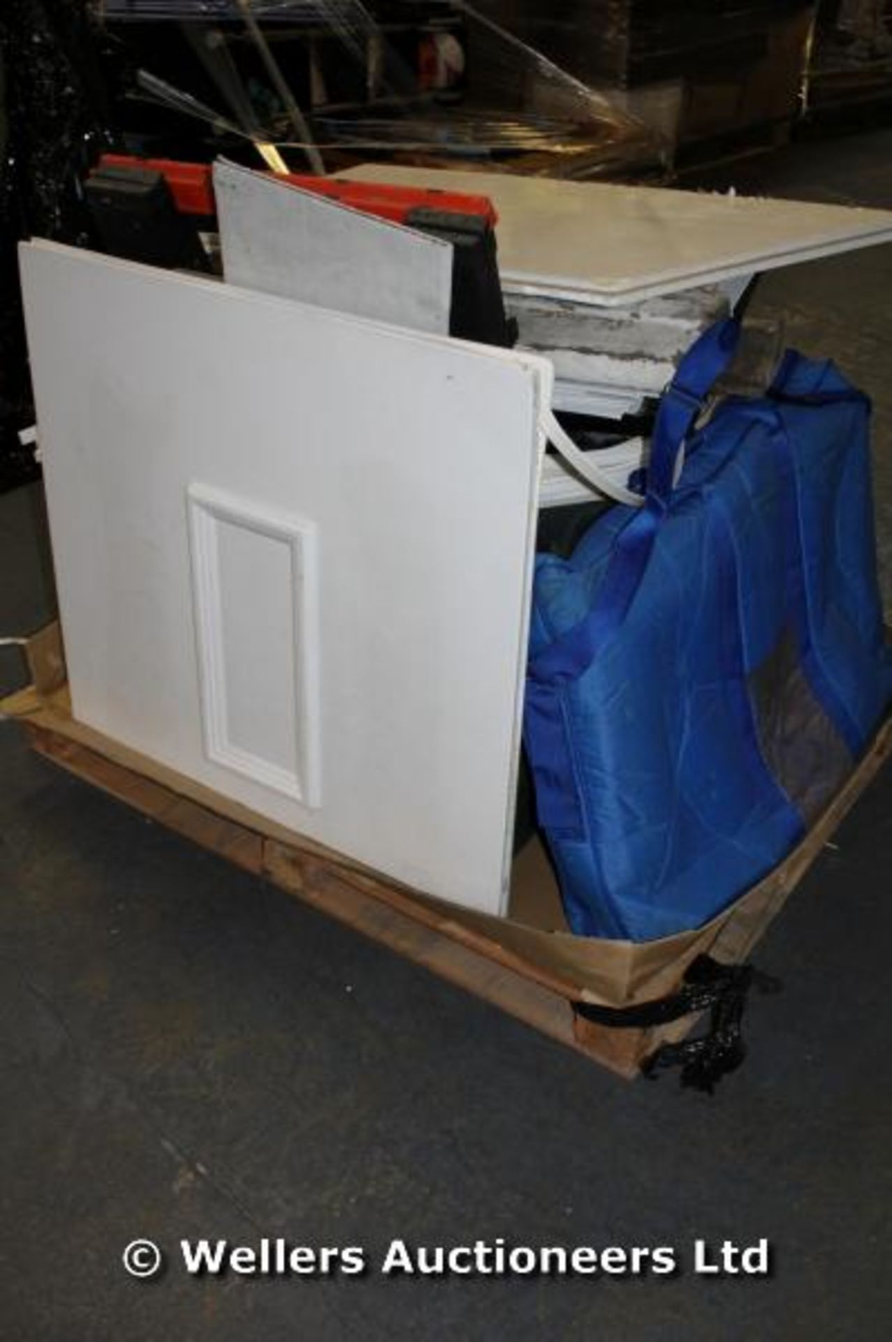 PALLET OF SELF STORAGE UNIT TO BE SOLD INCLUDING WINDOW FRAMES AND BRIC-A-BRAC / GRADE: UNCLAIMED