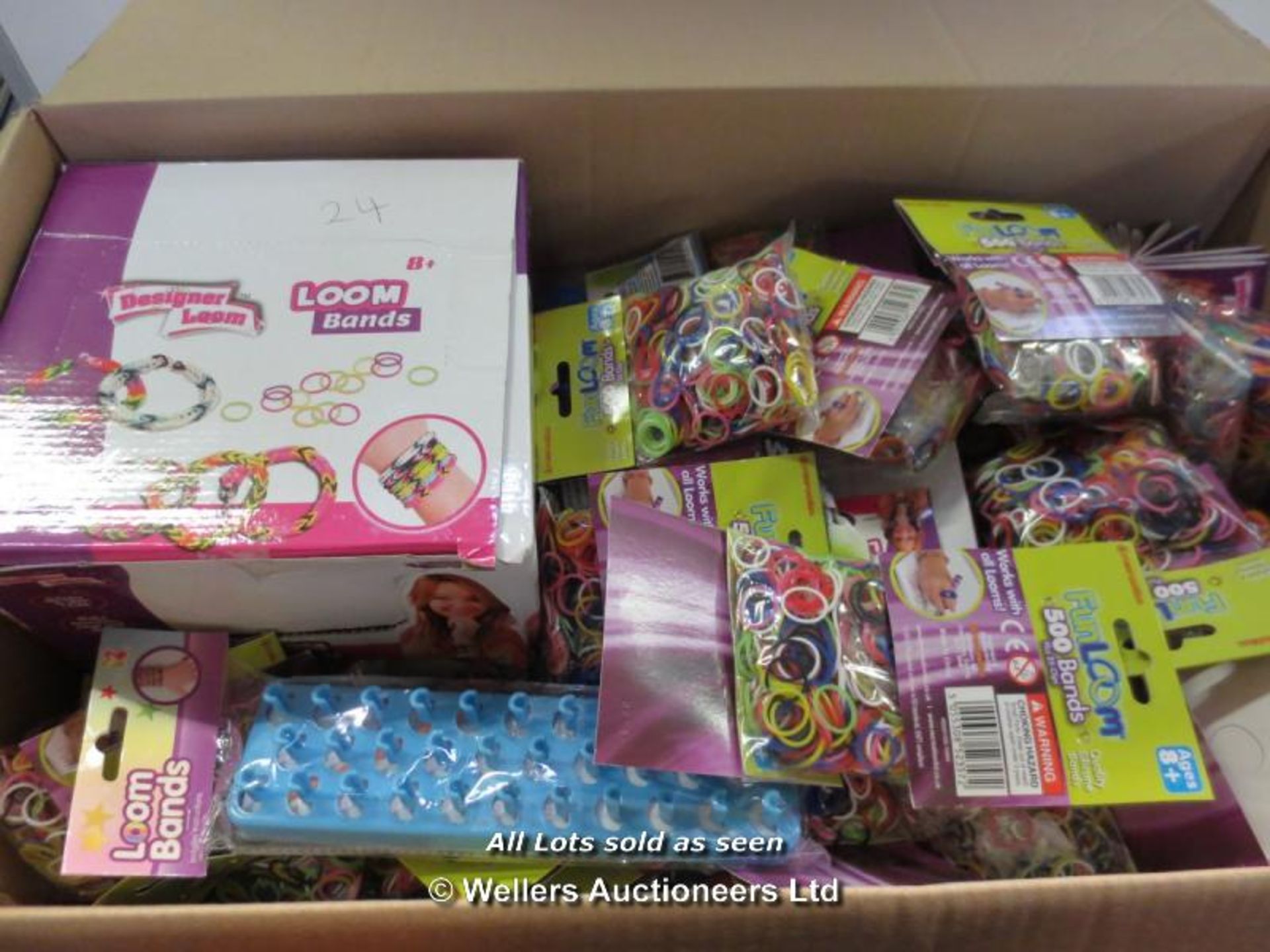 APPROX 100 MIXED LOOM BAND ITEMS / GRADE: BRAND NEW / BOXED (DC2) {AISLE '2'} [1425][WE-C][28.006]