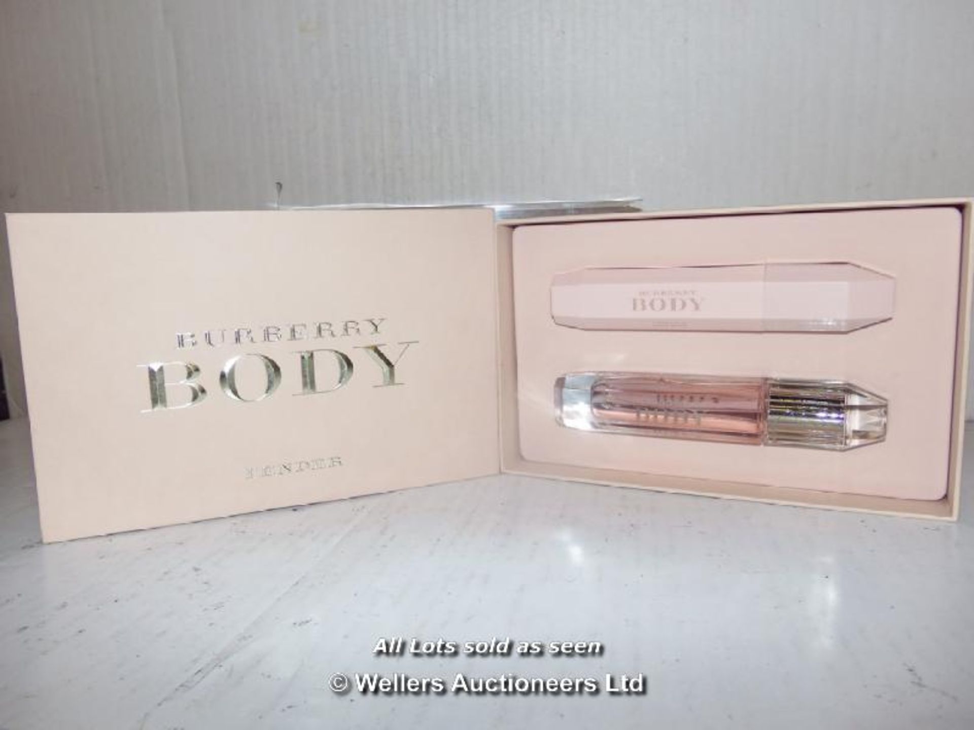 BURBERRY BODY GIFT SET EAU DE TOILETTE NATRAL SPRAY 60ML AND BODY MILK SPECIAL EDITION 100ML  /