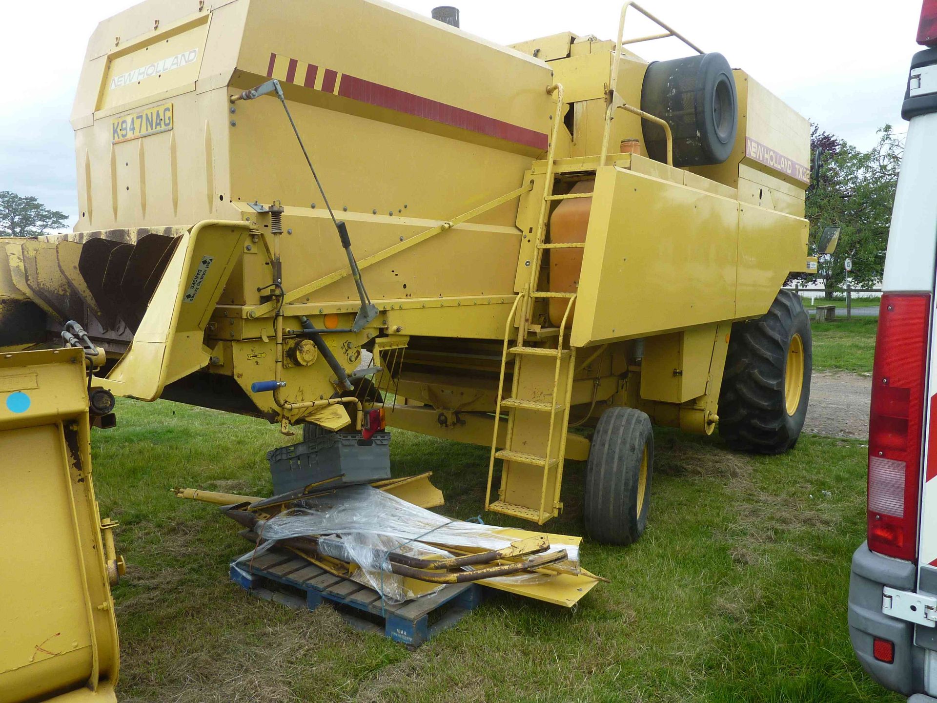 New Holland TX32 combine c/w 15' header, K947 NAC, 2000hrs and recent service - Image 2 of 3