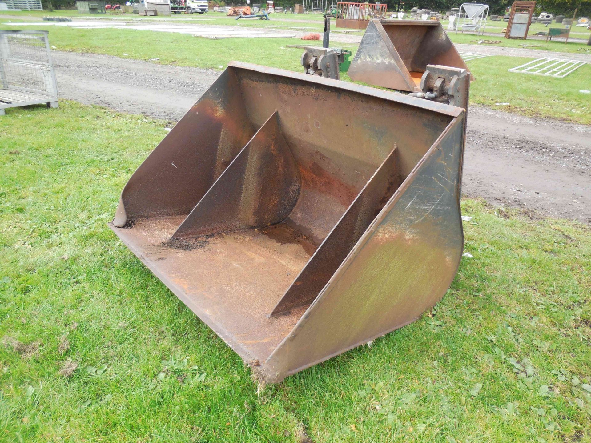 Fork lift tipping bucket