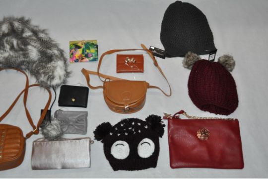 **WINTER WEAR** Approx 120 x Items Of Assorted Women's / Girls WINTER Clothing & Accessories – - Image 3 of 5