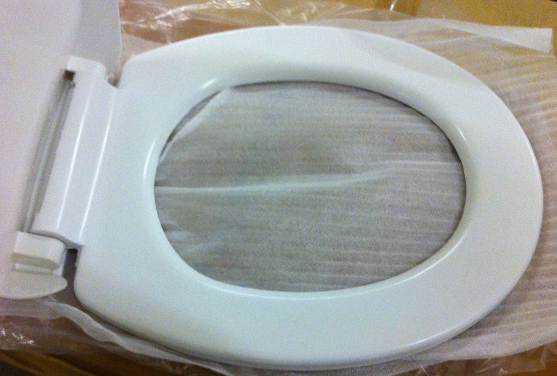 50 x Deluxe Soft Close White Toilet Seats - Brand New Boxed Stock - CL034 - Ideal For Resale - Vogue - Image 2 of 5